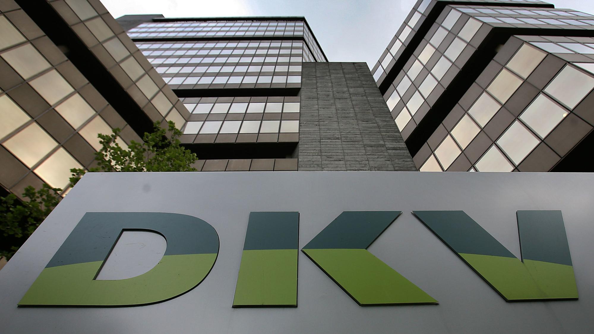 Das Logo der Deutschen Krankenversicherung DKV, aufgenommen vor der Zentrale in Köln