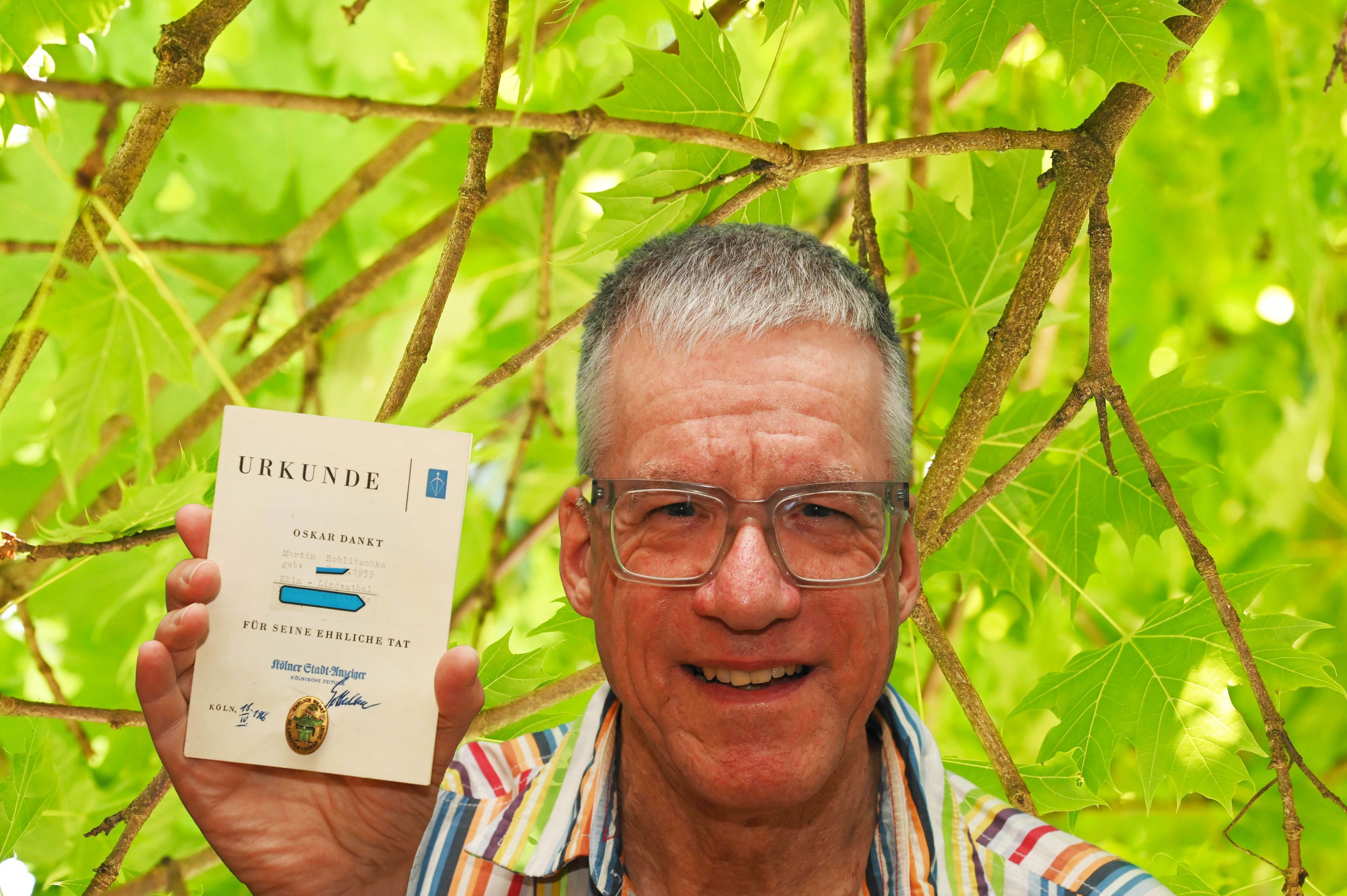 Martin Roblitschka mit der Urkunde „Goldener Oskar“