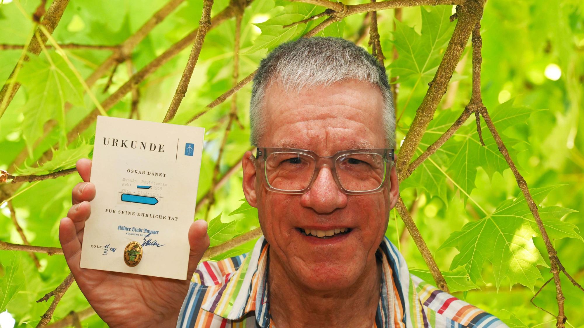Martin Roblitschka mit der Urkunde „Goldener Oskar“