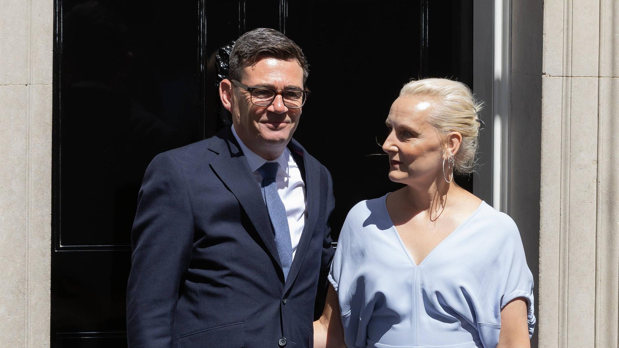 Premierminister Andy Burnham und seine Ehefrau Marie-France van Heel vor der Tür von Nummer 10 Downing Street in London.