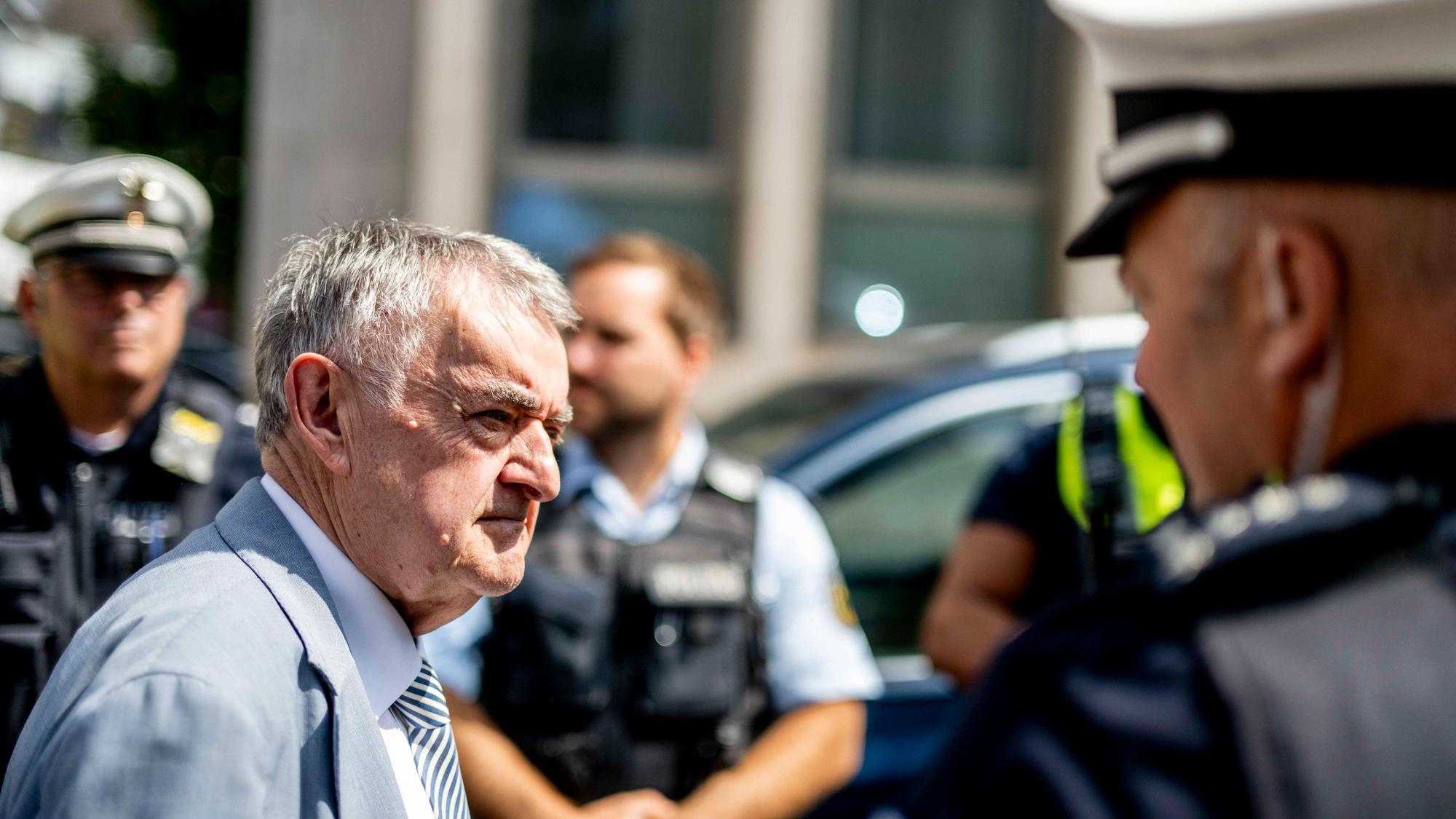 NRW-Innenminister Herbert Reul spricht in Euskirchen mit Polizisten.