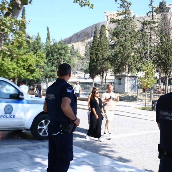 Polizisten sichern den Bereich am Eingang der Akropolis in Athen. Nach einem Messerangriff auf zwei Touristen wurde ein Verdächtiger festgenommen.
