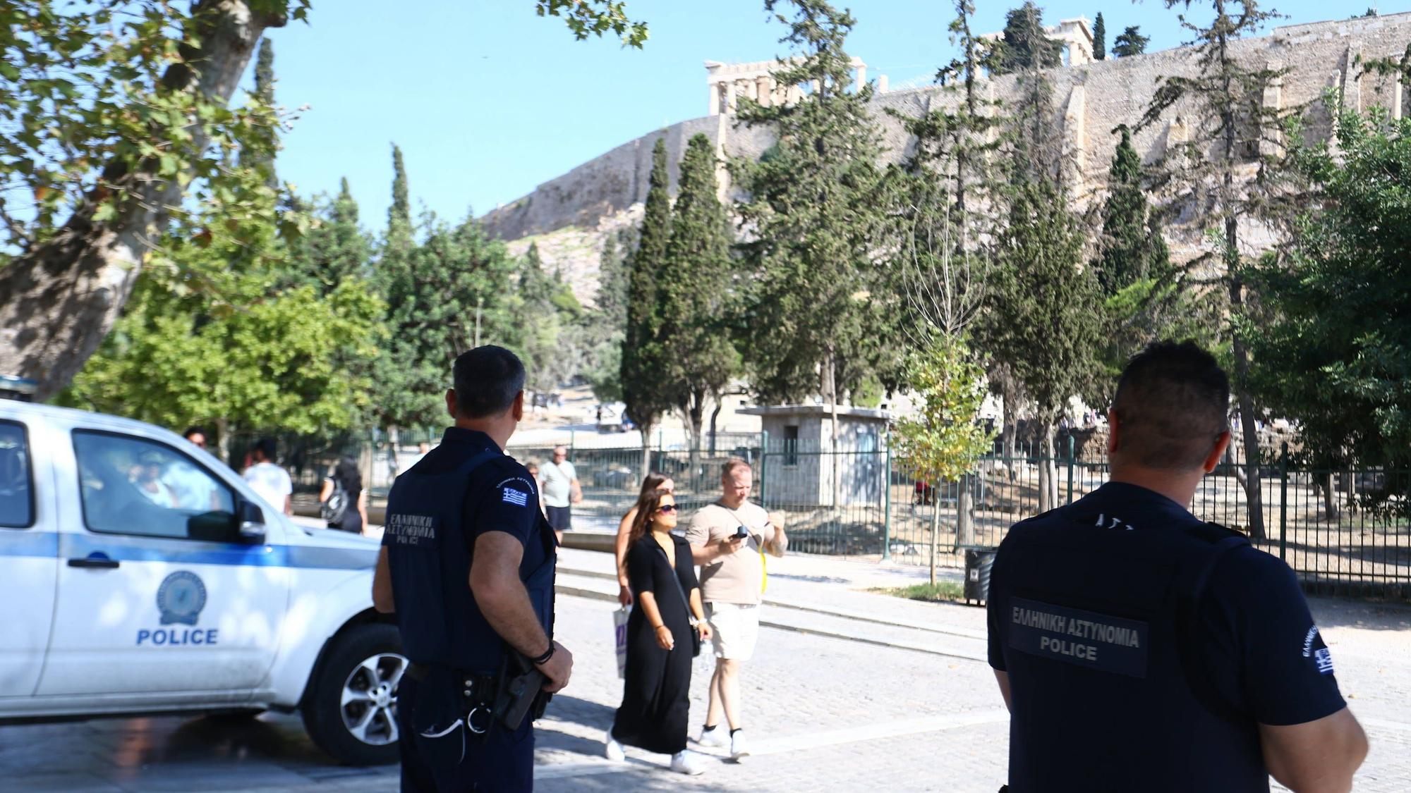 Polizisten sichern den Bereich am Eingang der Akropolis in Athen. Nach einem Messerangriff auf zwei Touristen wurde ein Verdächtiger festgenommen.