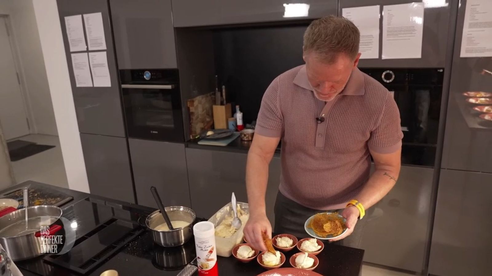 Michael garniert sein Sauerrahm-Eis mit einer Korallenhippe.
 (Bild: RTL)