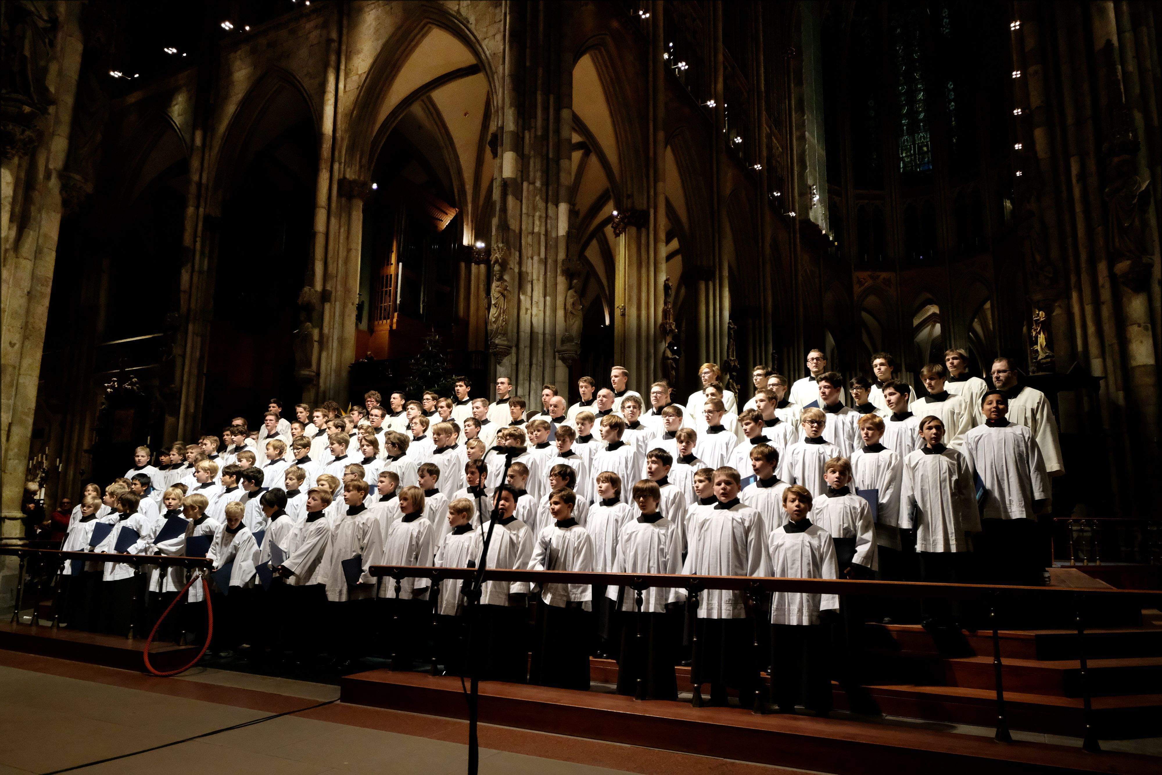 Chorknaben des Kölner Domchors singen in der Kathedrale.