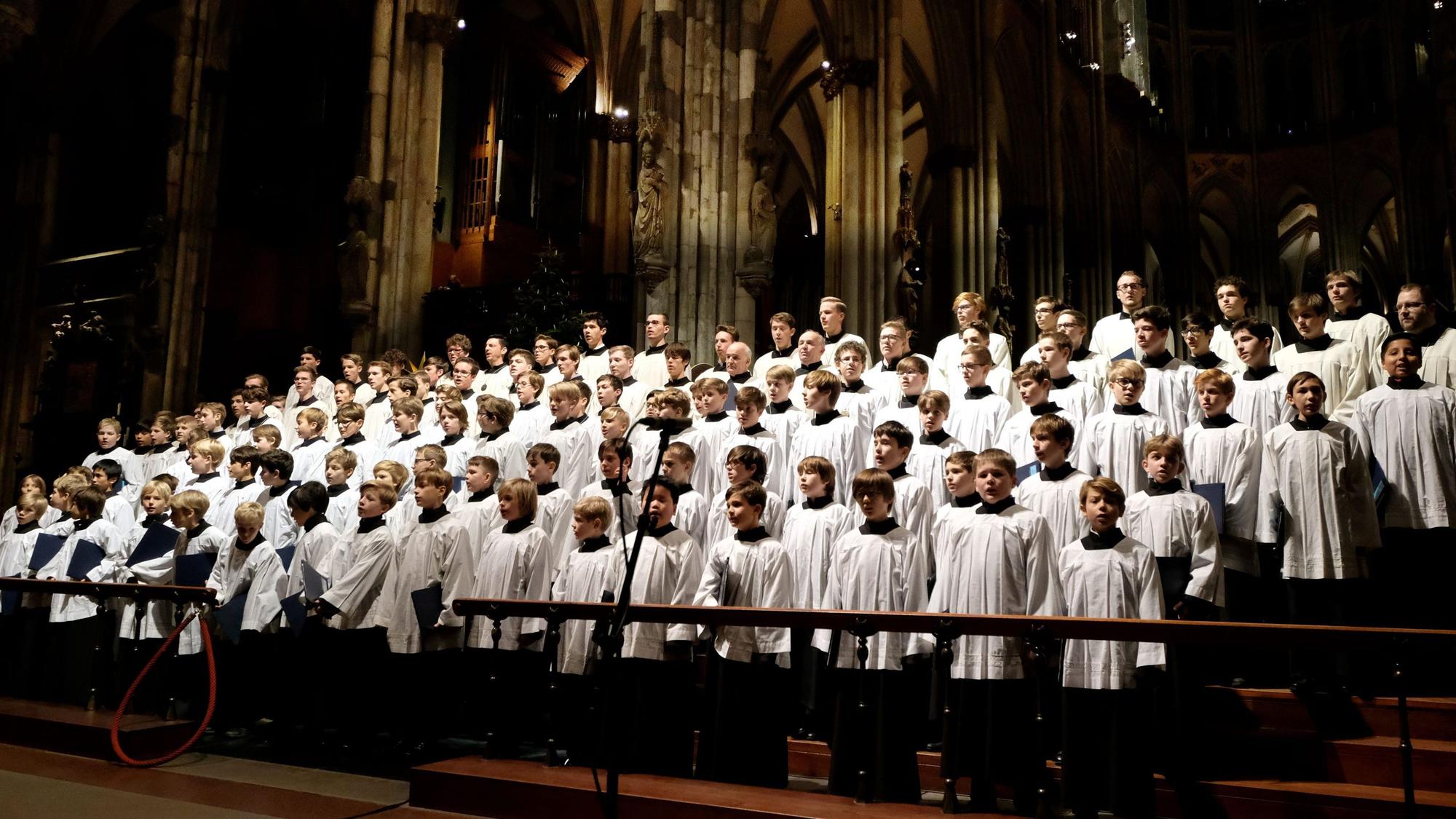Chorknaben des Kölner Domchors singen in der Kathedrale.
