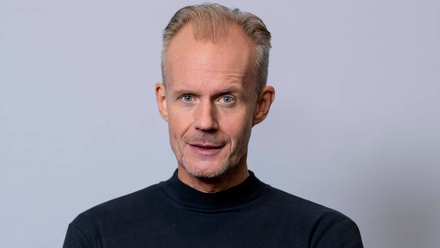 Der Münchener Satiriker Max Uthoff, 58, erfand vor zwölf Jahren mit zwei Mitstreitern das neuartige Satire-Format „Die Anstalt“. Nun wird das vielfach preisgekrönte ZDF-Format 100 Sendungen alt. (Bild: ZDF / Thorsten Silz)