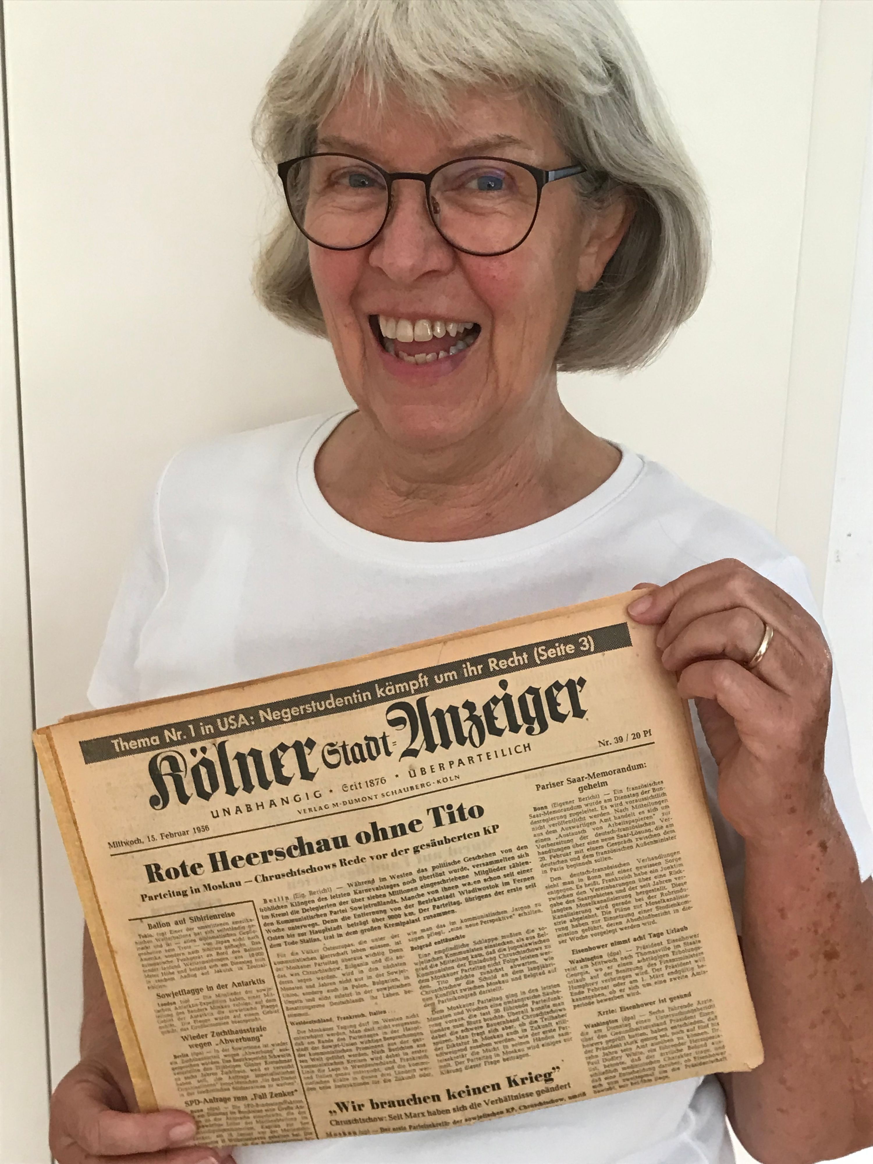 Ulrike Müller mit der Zeitung, in der ihre Geburtsanzeige steht
