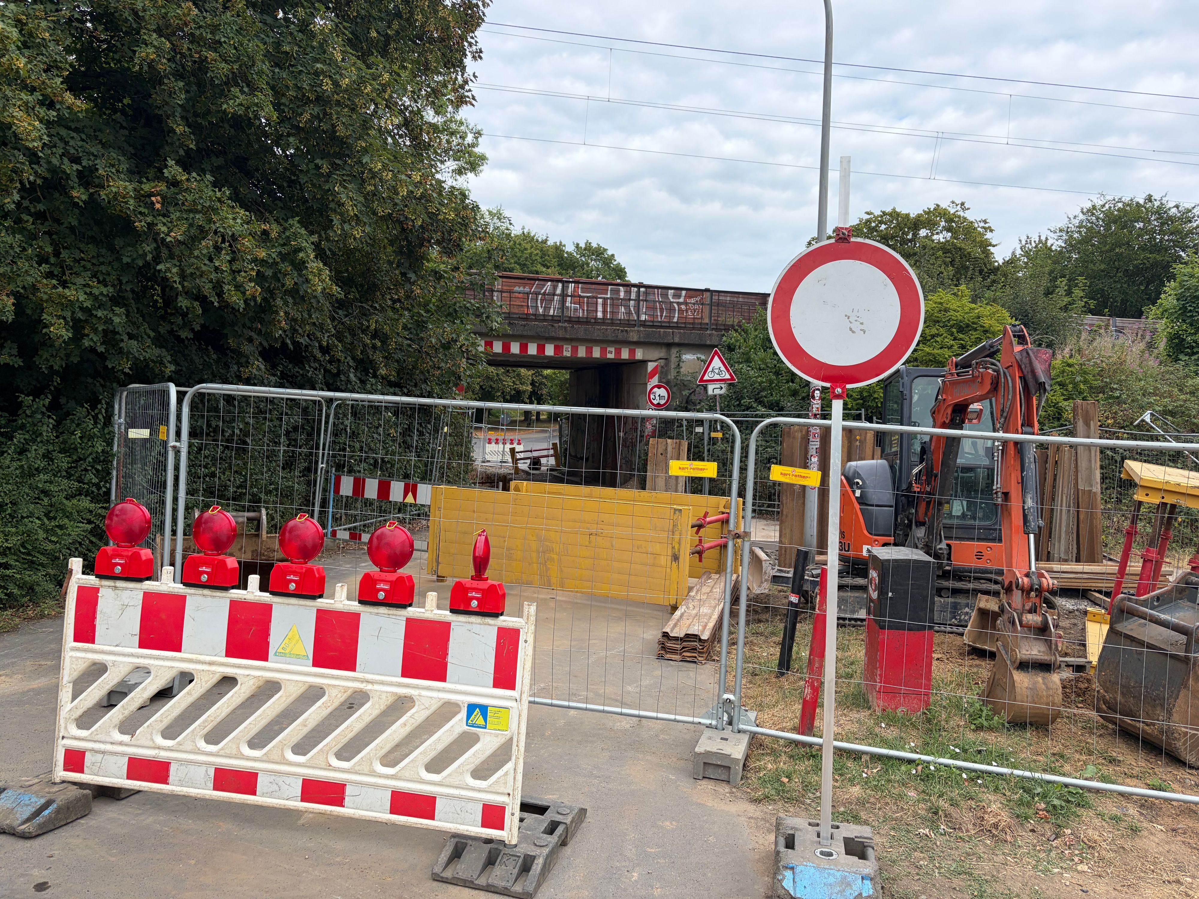 Die Bahnunterführung am Sportplatz Alkenrath ist für mehrere Wochen gesperrt.