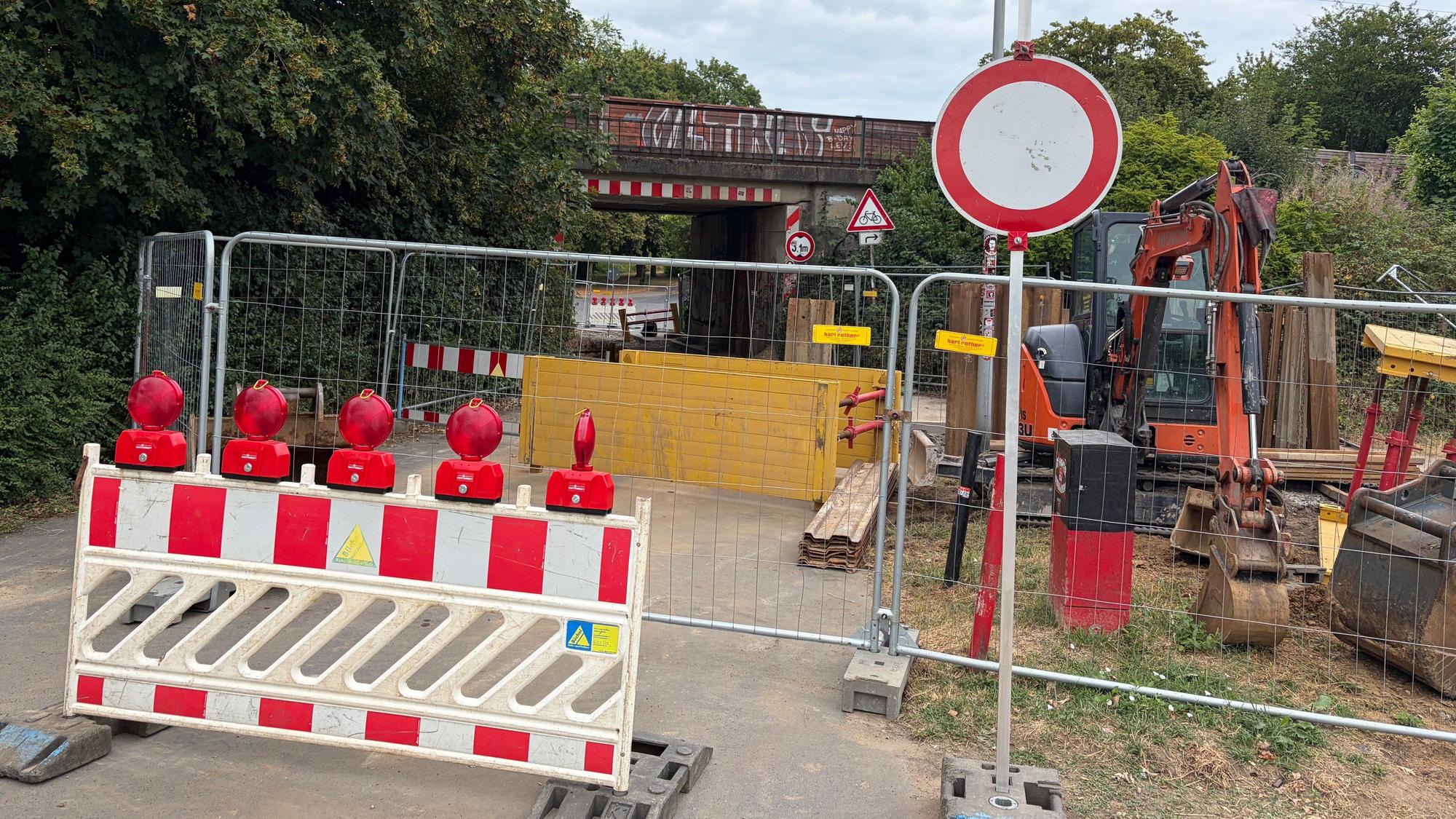Die Bahnunterführung am Sportplatz Alkenrath ist für mehrere Wochen gesperrt.