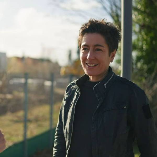 Dunja Hayali spricht in der „Am Puls“-Doku mit Deutsche-Bahn-Experte Hans Leister. (Bild: ZDF)