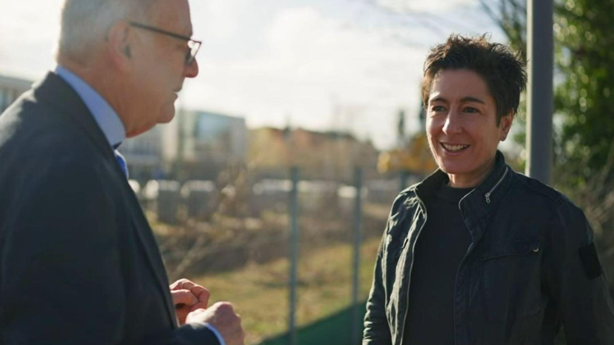 Dunja Hayali spricht in der „Am Puls“-Doku mit Deutsche-Bahn-Experte Hans Leister. (Bild: ZDF)