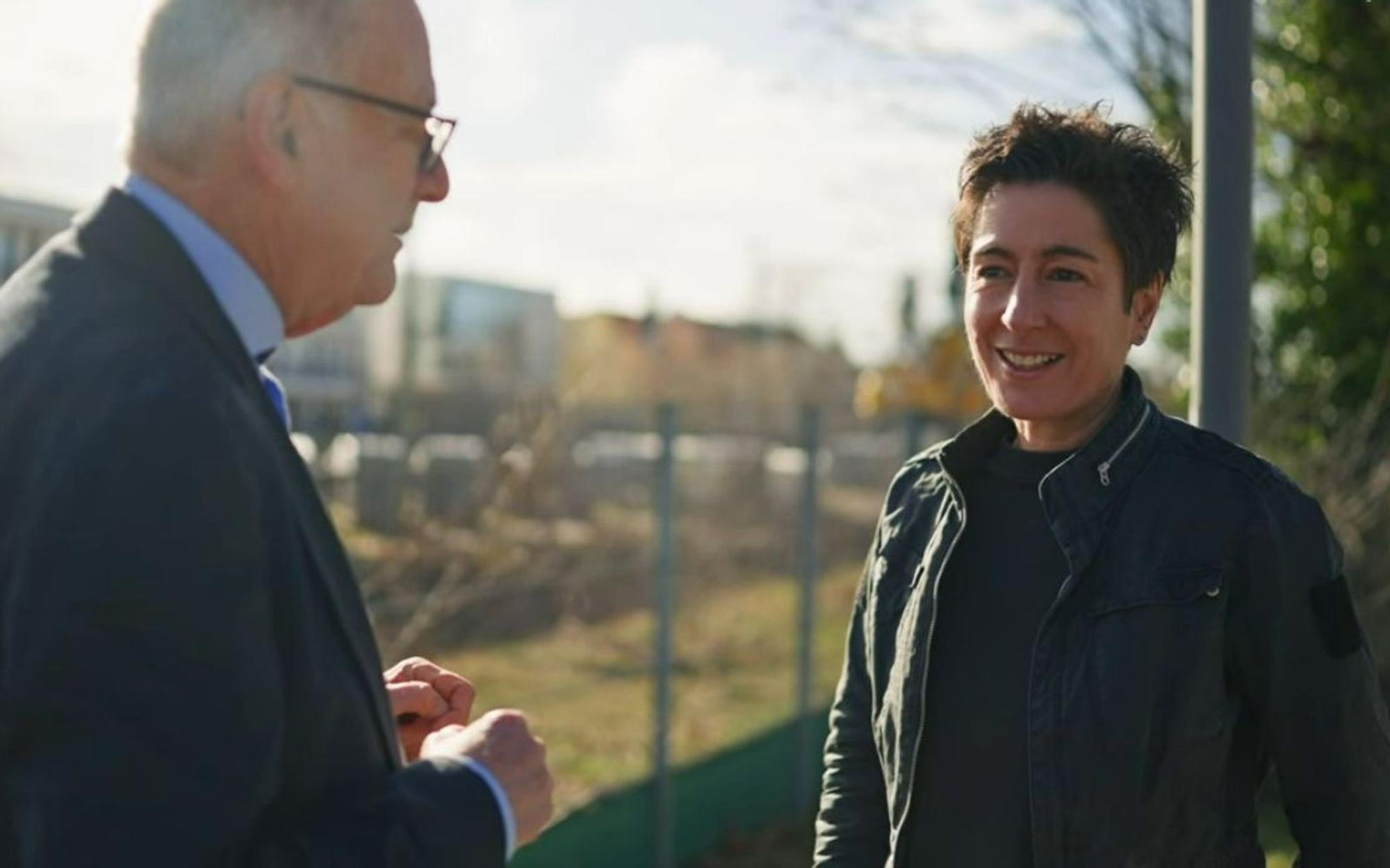 Dunja Hayali spricht in der „Am Puls“-Doku mit Deutsche-Bahn-Experte Hans Leister. (Bild: ZDF)