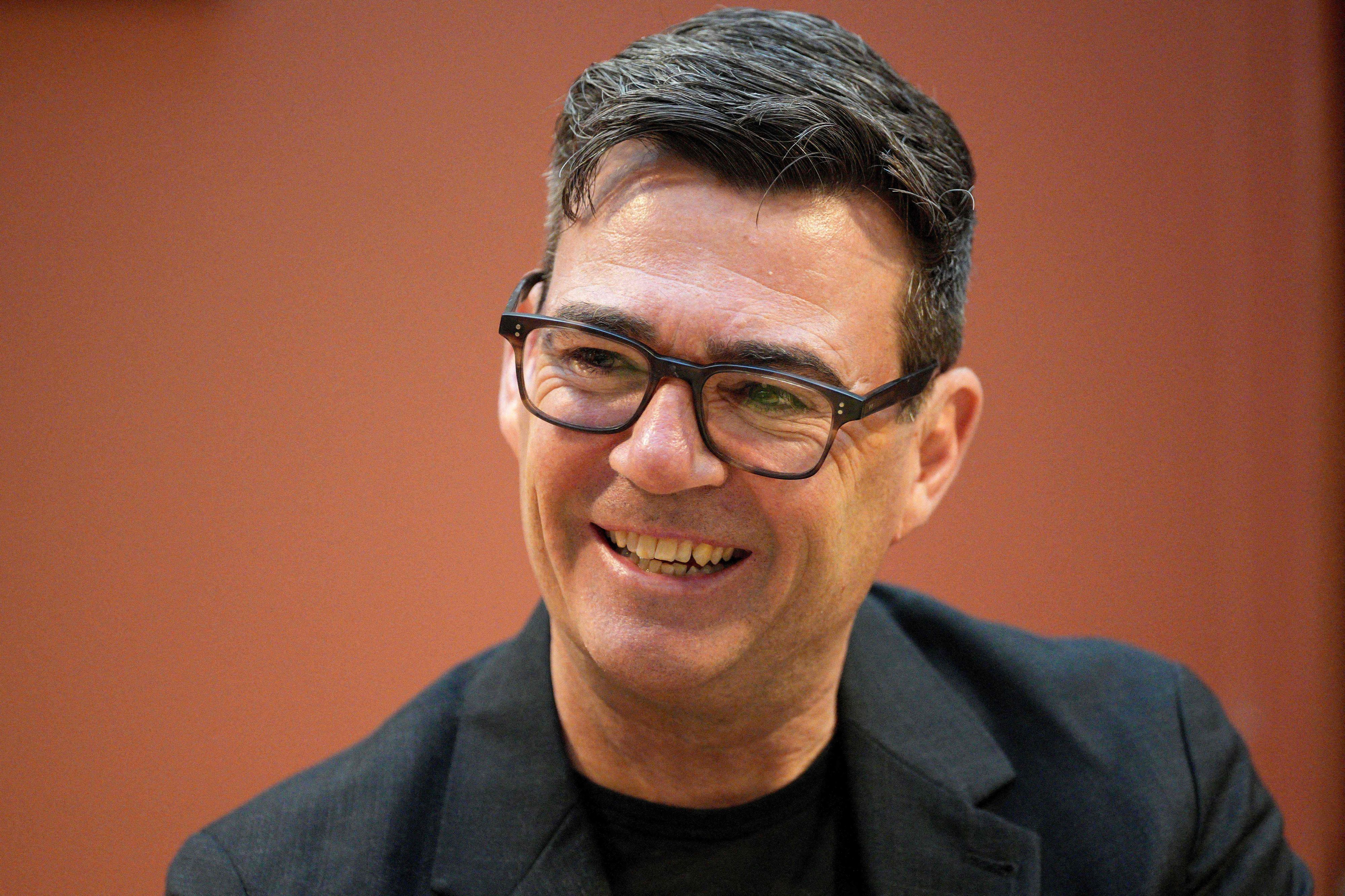 Andy Burnham lächelt.