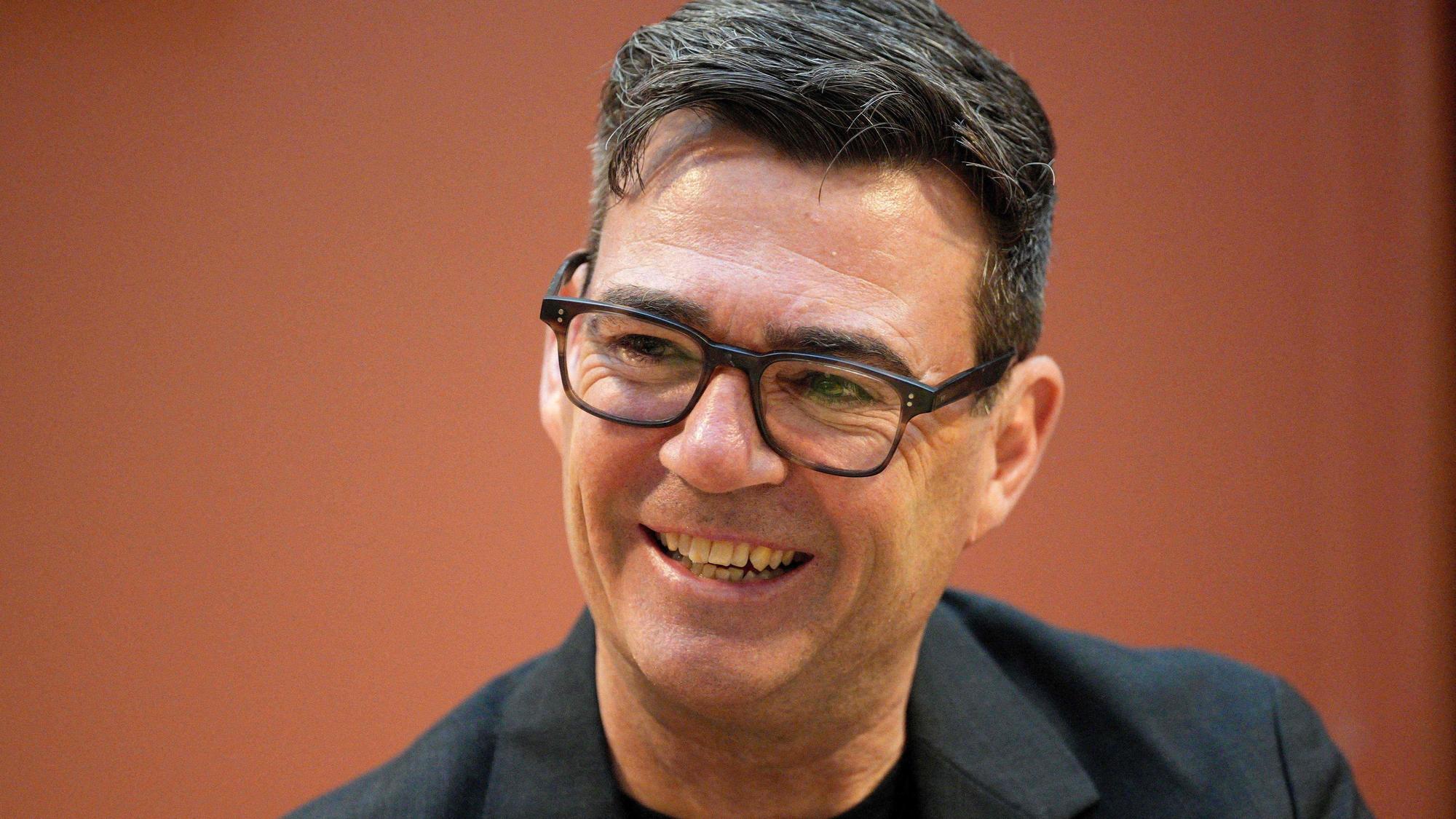 Andy Burnham lächelt.