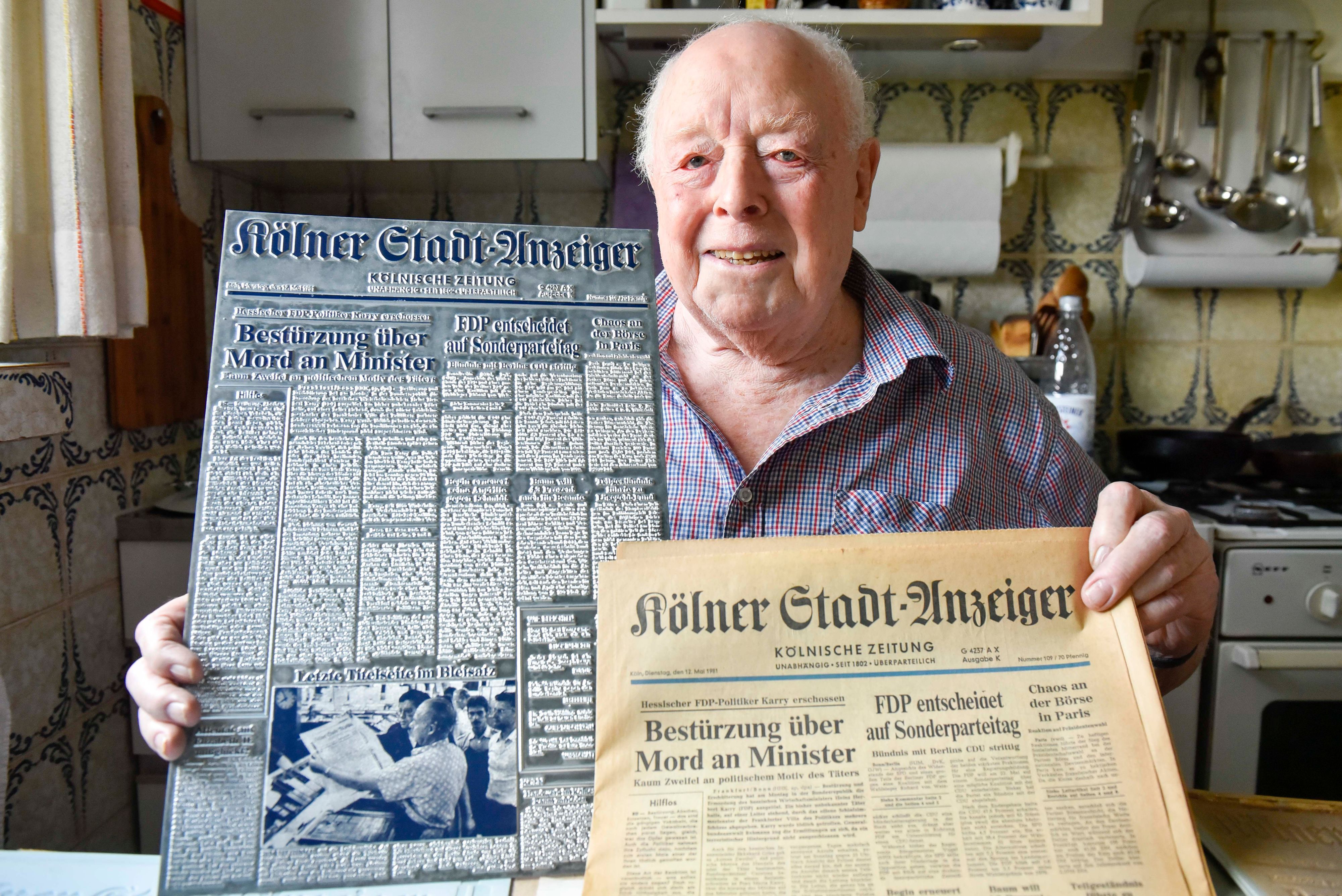 Zu sehen ist Gottfried Michels mit der alten Druckerplatte in den Händen.