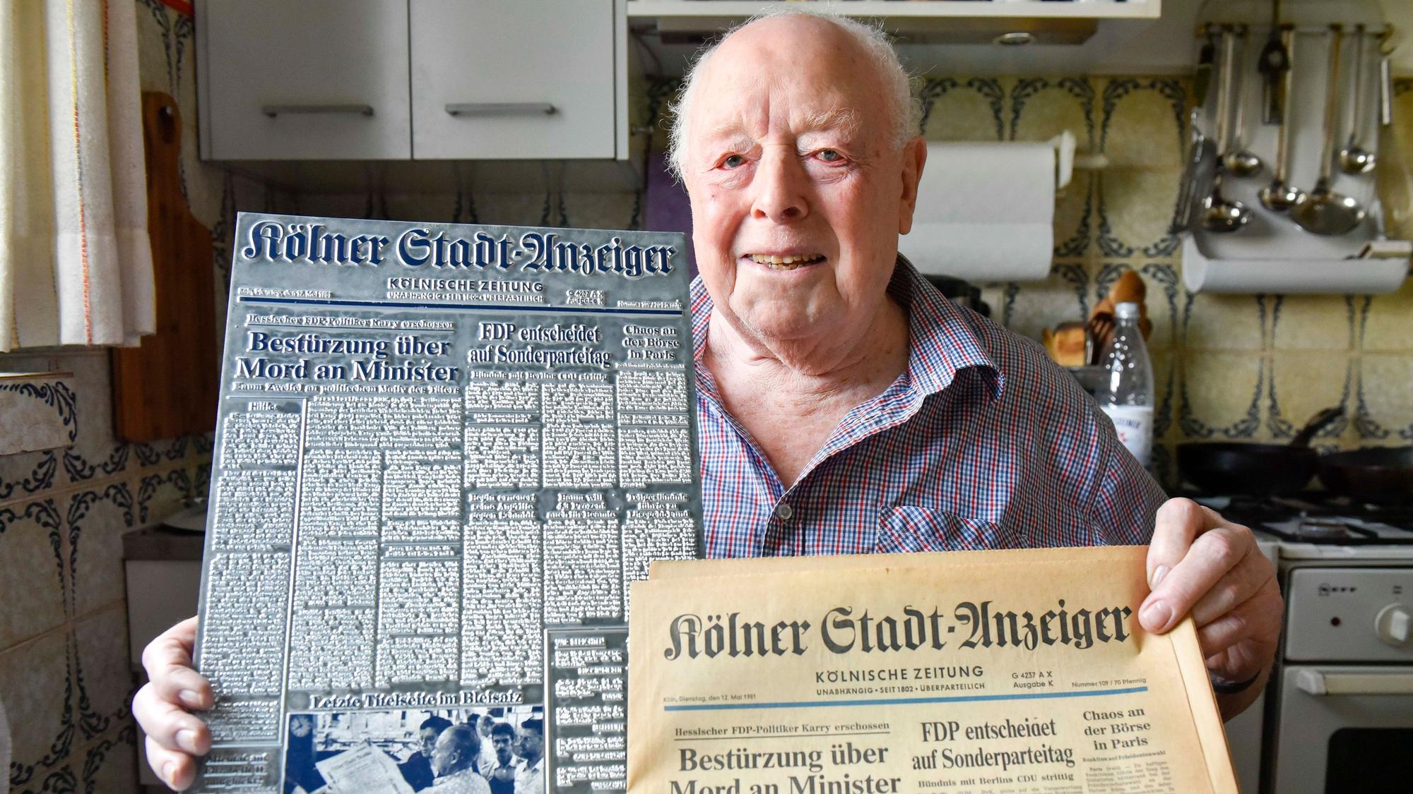 Zu sehen ist Gottfried Michels mit der alten Druckerplatte in den Händen.