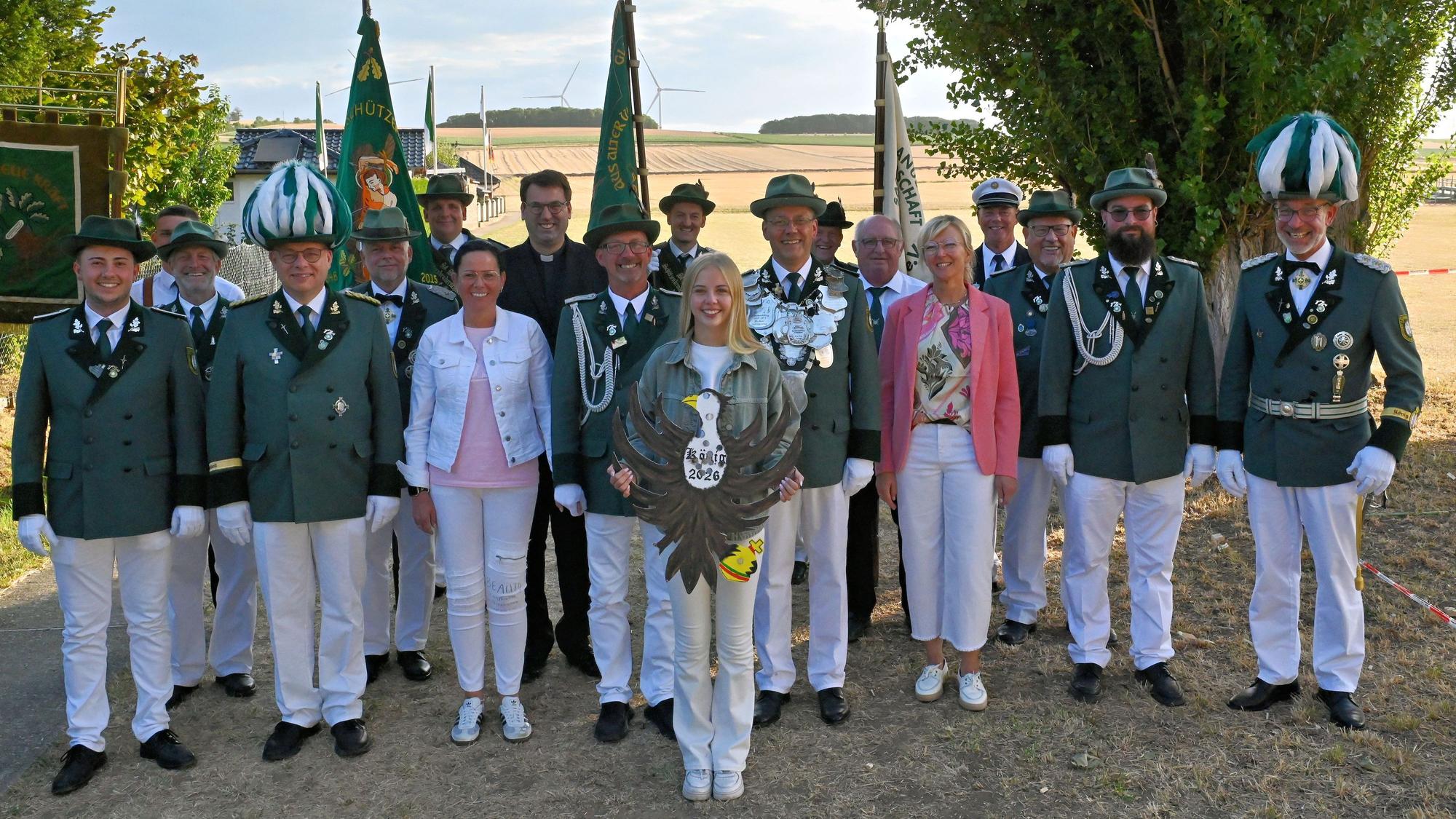 Die neuen Majestäten und weitere Würdenträger haben sich zum Gruppenbild aufgestellt.