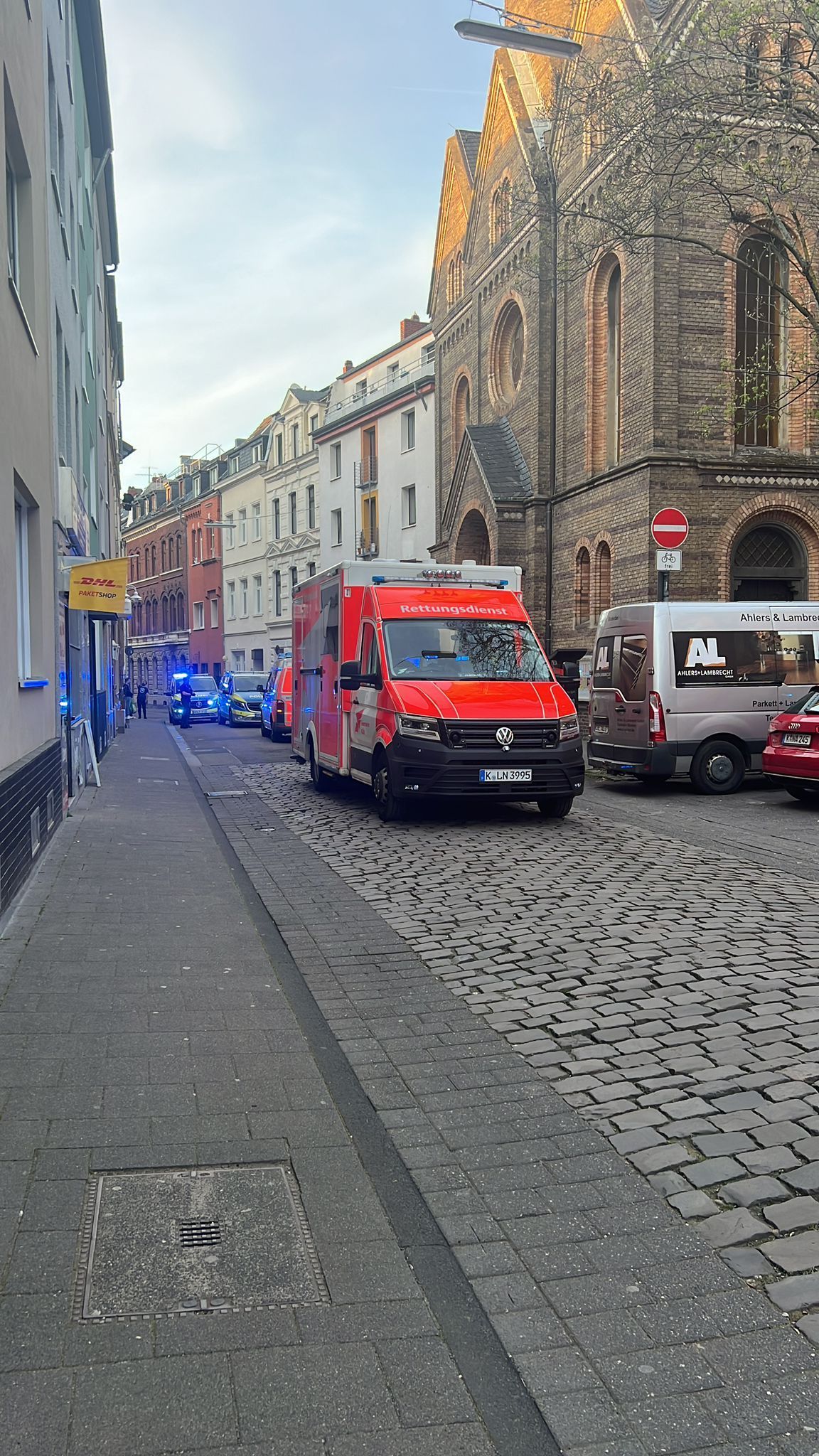 Nach einem Polizeieinsatz in Köln-Deutz, bei dem ein 30-Jähriger Anfang April das Bewusstsein verlor und reanimiert werden musste, erhebt der Anwalt des Mannes schwere Vorwürfe gegen die Polizei.
