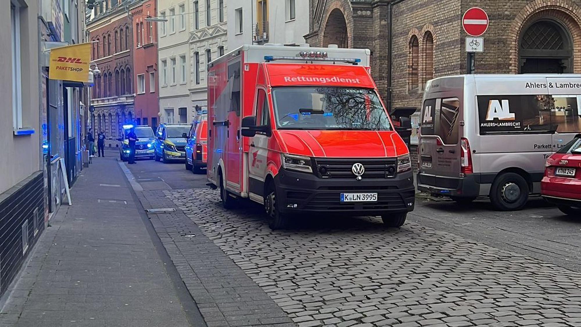 Nach einem Polizeieinsatz in Köln-Deutz, bei dem ein 30-Jähriger Anfang April das Bewusstsein verlor und reanimiert werden musste, erhebt der Anwalt des Mannes schwere Vorwürfe gegen die Polizei.