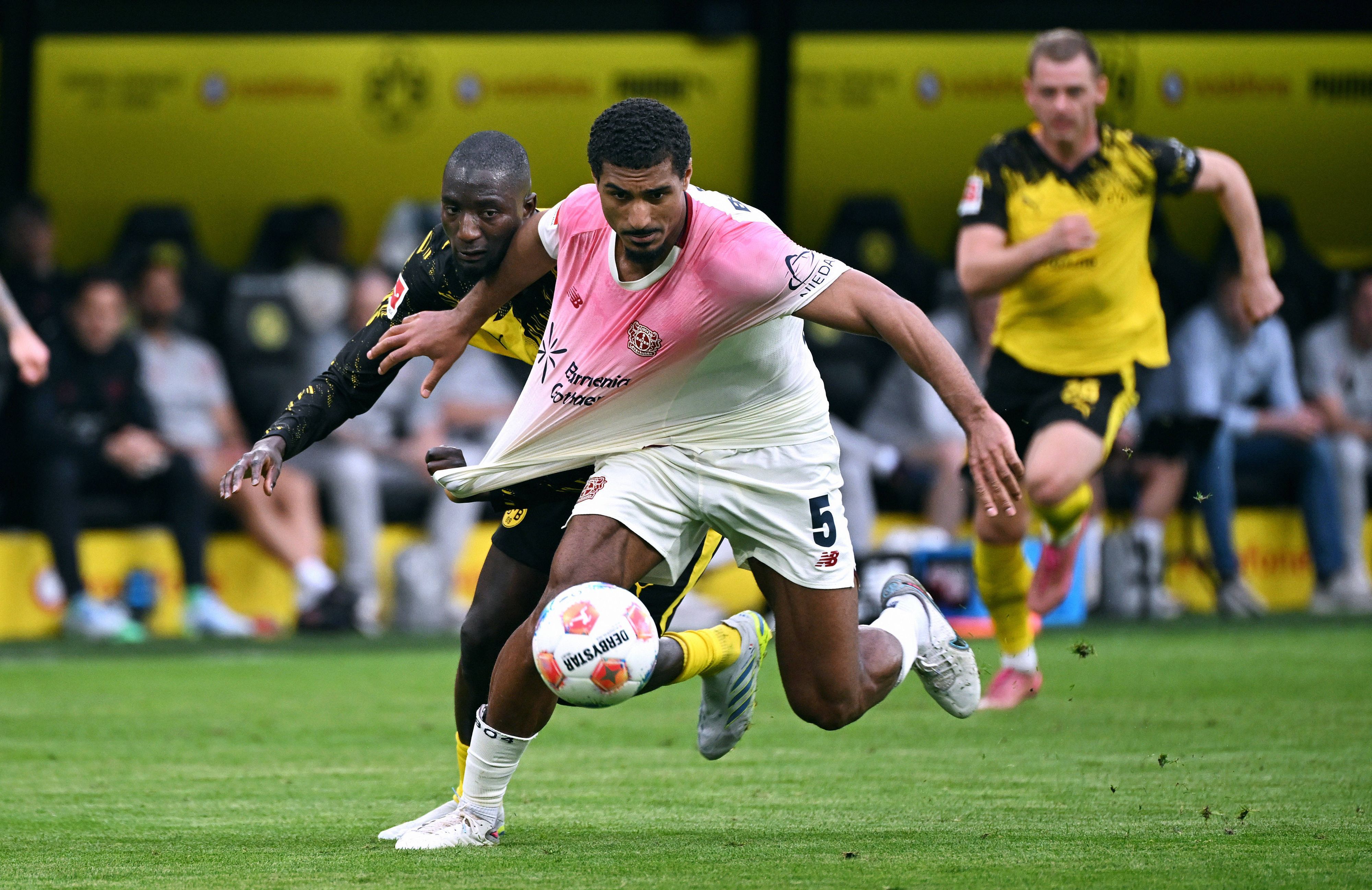 Leverkusens Loïc Badé im Duell mit Dortmunds Serhou Guirassy.