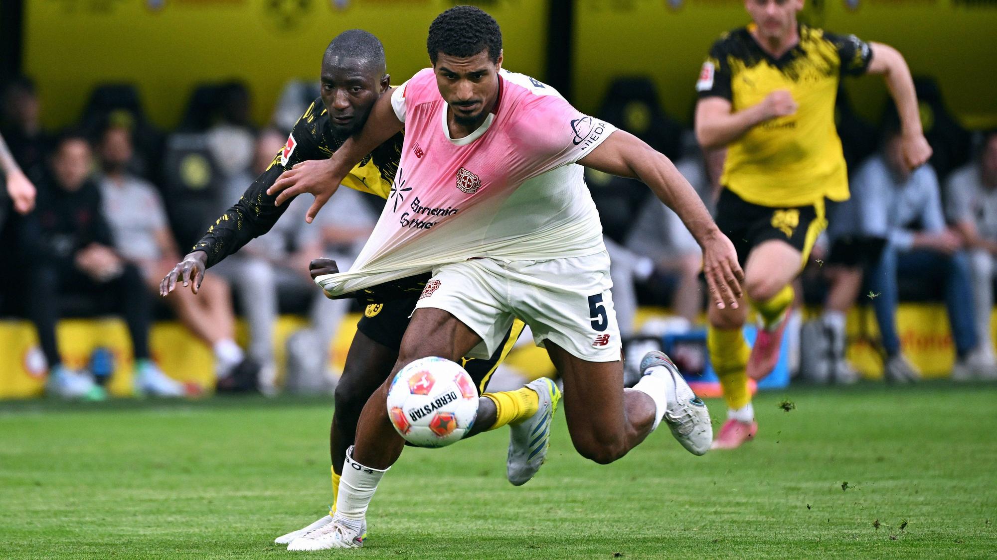 Leverkusens Loïc Badé im Duell mit Dortmunds Serhou Guirassy.