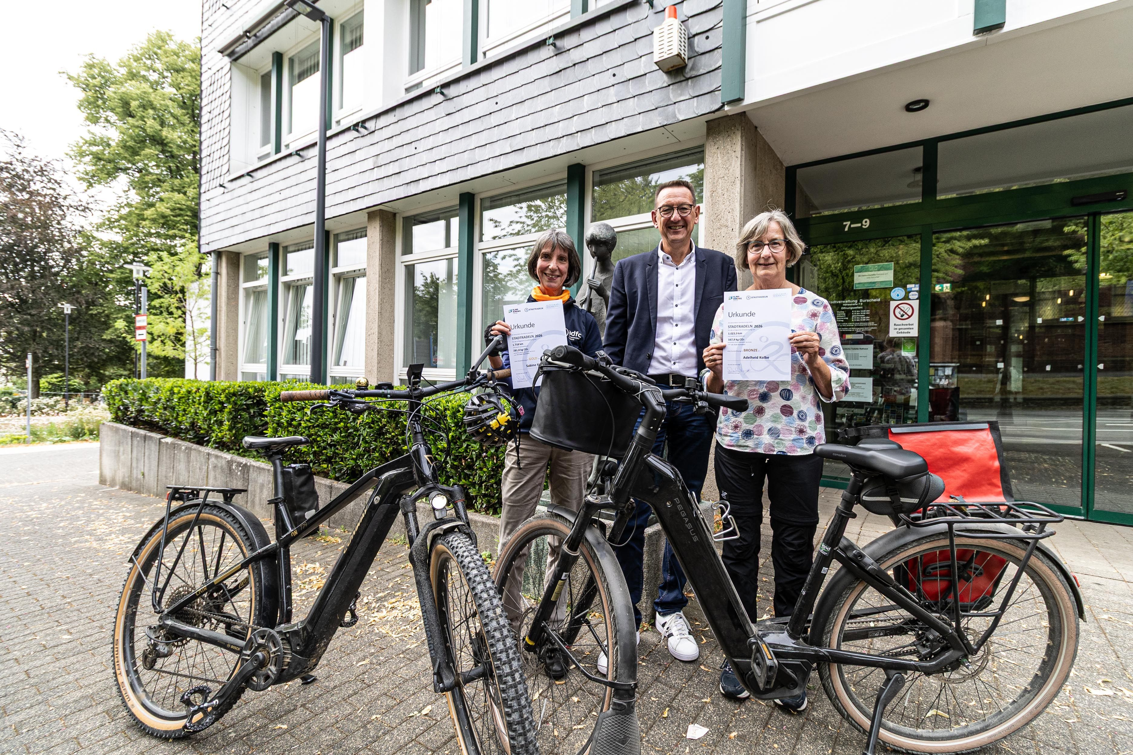 Bürgermeister Dirk Runge mit Sabine Krämer-Kox (l.) und Adelheid Kolbe (r.)