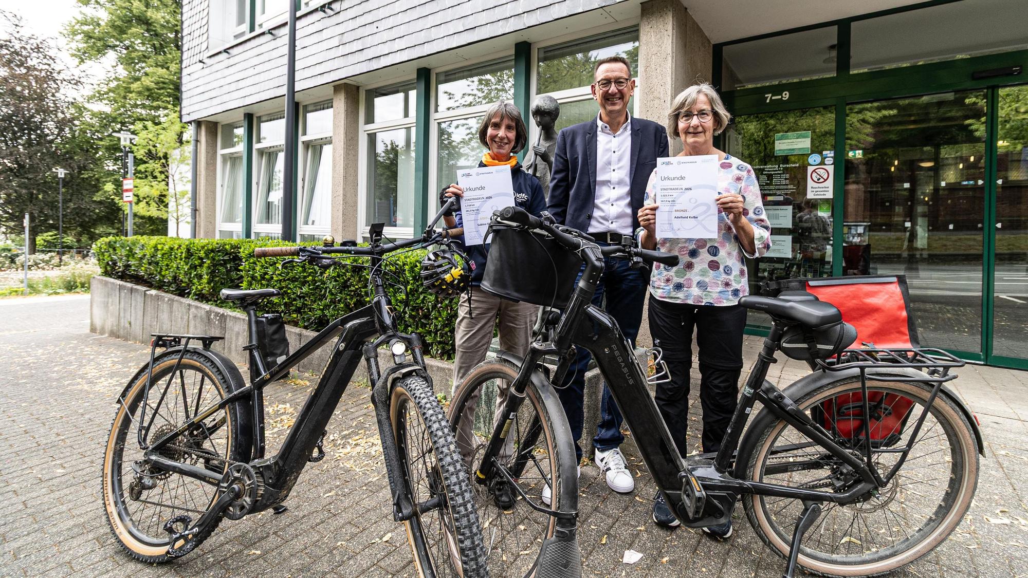 Bürgermeister Dirk Runge mit Sabine Krämer-Kox (l.) und Adelheid Kolbe (r.)