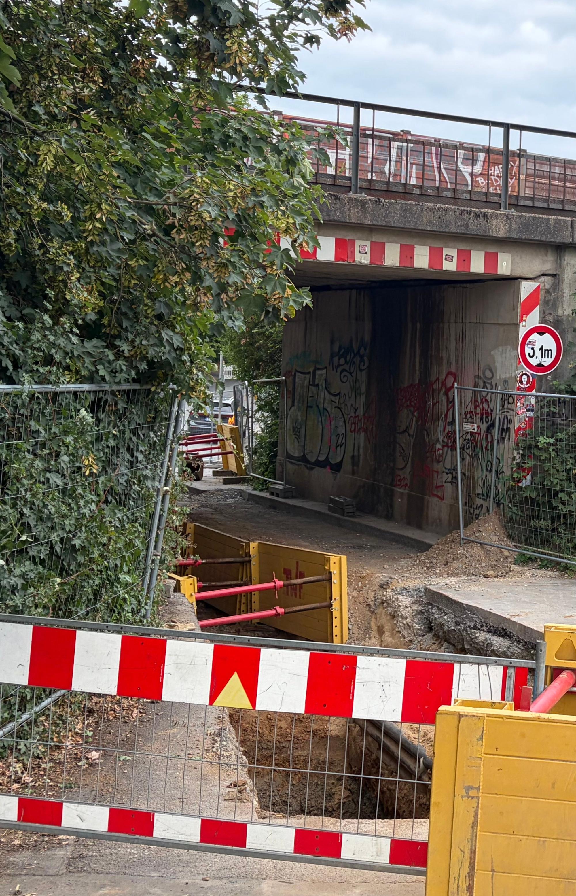 Für die Fernwärmeleitungen muss tief gegraben werden.
