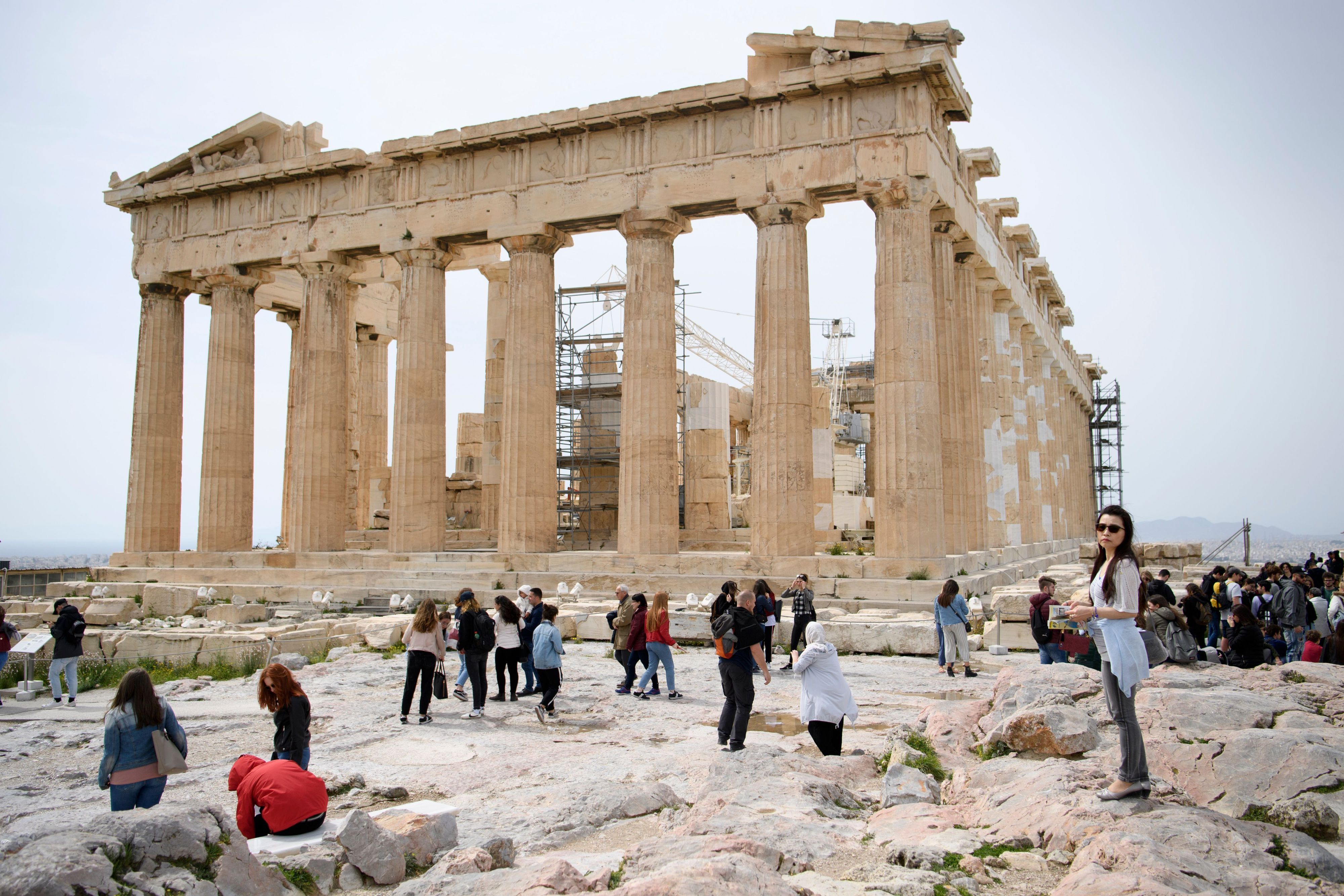 Touristen machen vor dem Parthenon auf der Akropolis in der griechischen Hauptstadt Halt.