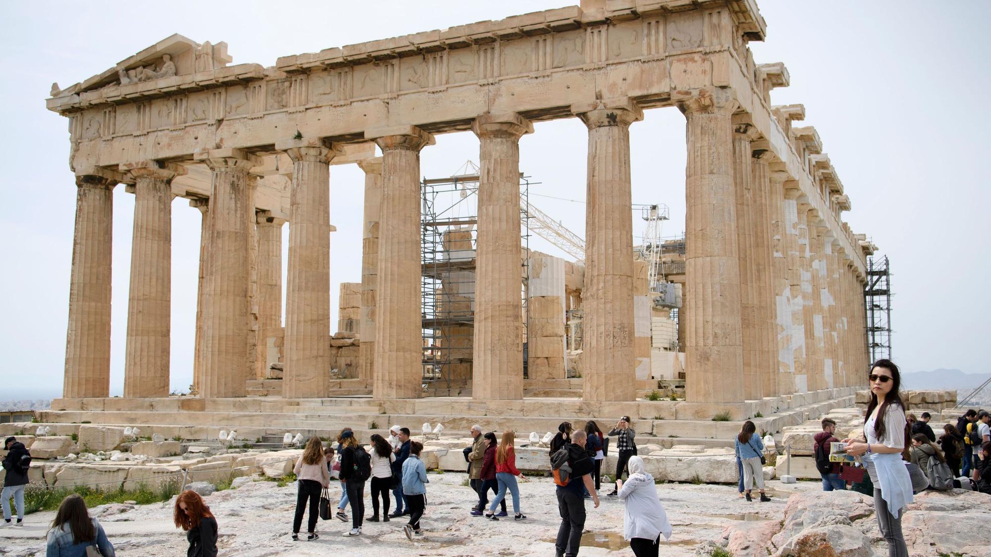 Touristen machen vor dem Parthenon auf der Akropolis in der griechischen Hauptstadt Halt.