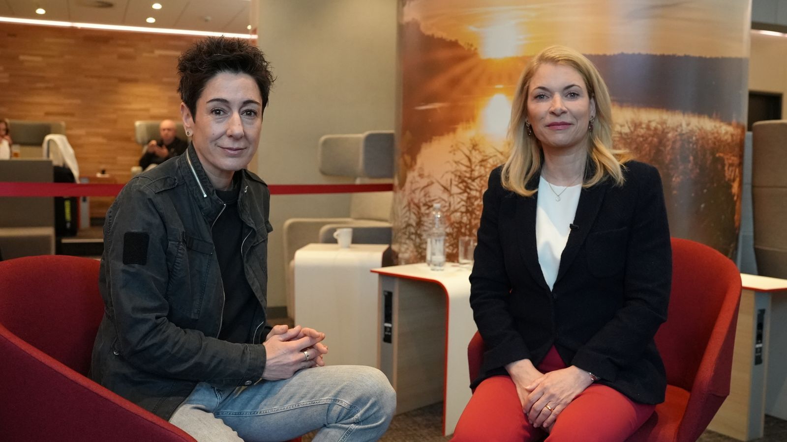 Für die „Am Puls“-Doku stellt sich Bahnchefin Evelyn Palla (rechts) den Fragen von ZDF-Moderatorin Dunja Hayali. (Bild: ZDF / Felix Korfmann)