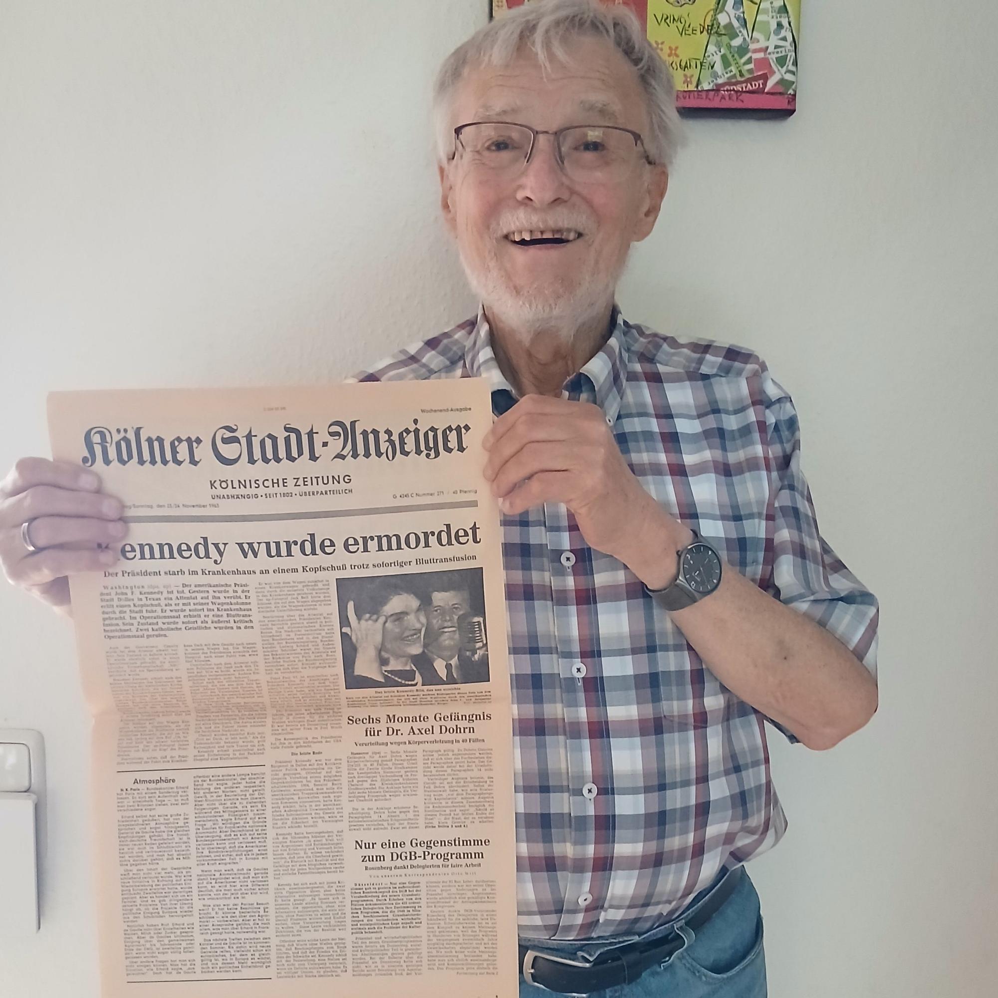 Bruno Scharmanski mit der Kennedy-Titelseite vom 23./24. November 1963