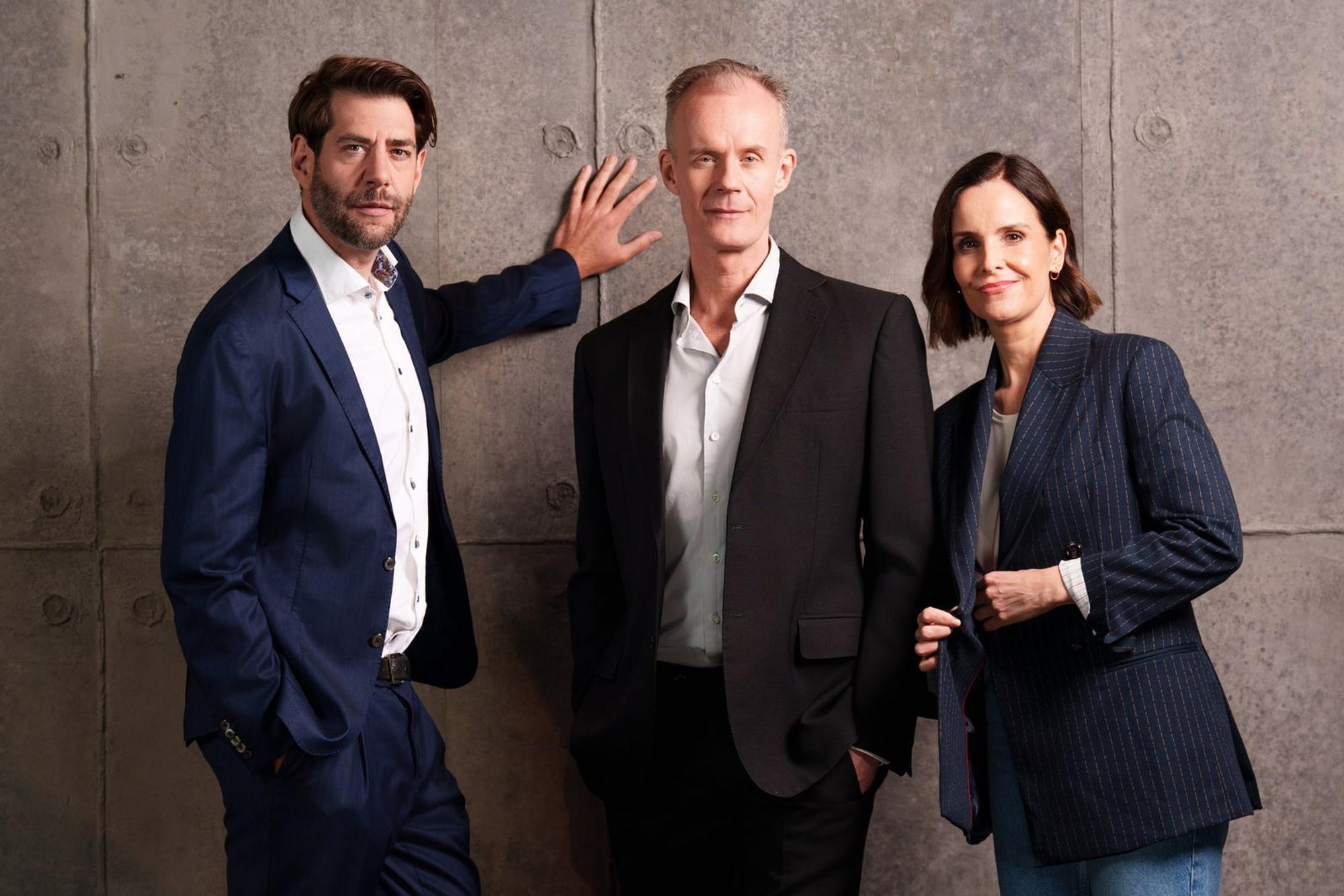 „Die Anstalt“ im ZDF wird 100 Folgen alt. Claus von Wagner (links) und Max Uthoff waren vom Beginn im Jahr 2014 an dabei. 2024 kam als dritte feste Kraft der Polit-Satire-Show Maike Kühl dazu. (Bild: ZDF/Jens Hartmann)
