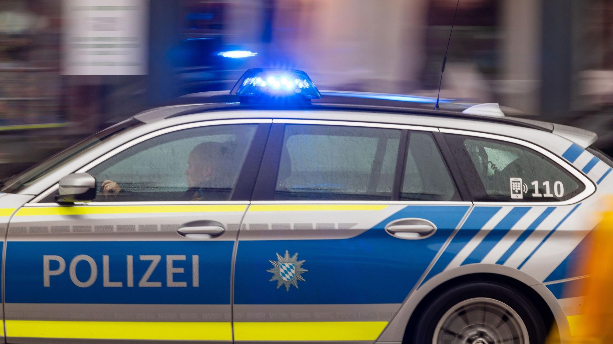 Ein Polizeiwagen fährt mit Blaulicht zu einem Einsatz. (Symbolbild)