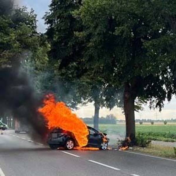 Ein ausgebranntes Auto an einem Baum nach einem Unfall auf der B264 bei Kerpen.