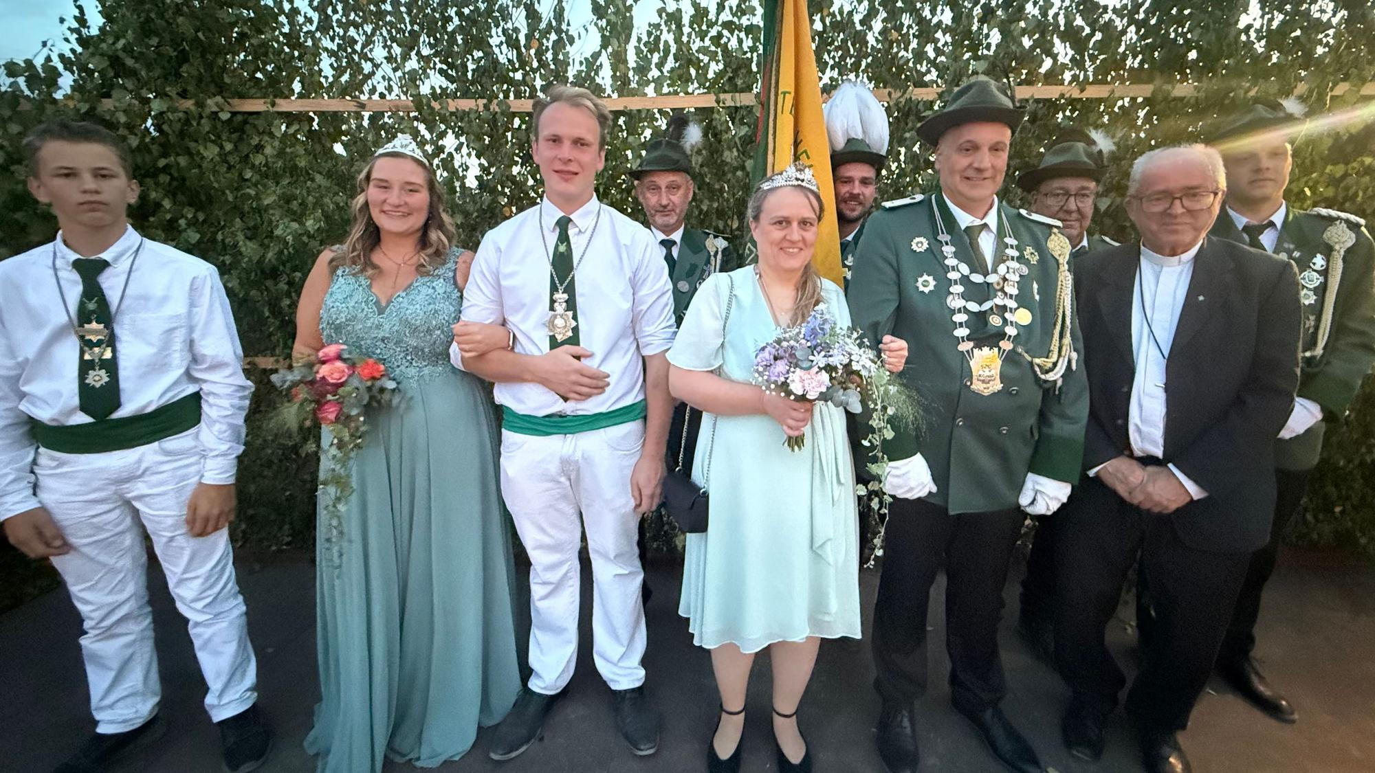 Die neuen Majestäten der Sünger Schützen. Geschossen und gefeiert wurde in der Lindlarer Ortschaft Hartegasse.