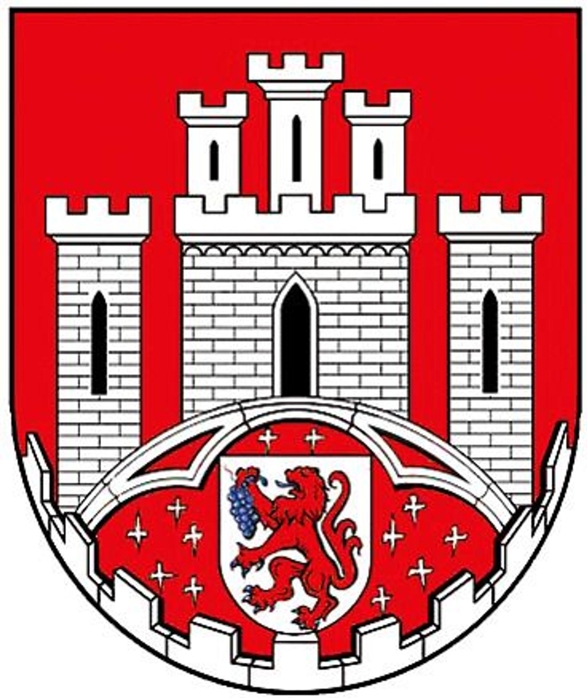 Drei Zinnentürme, wovon der mittlere wiederum drei kleine Türme auf sich hat, befinden sich auf dem Wappen der Stadt Hennef. Darunter ist ein Schild und der Bergische Löwe mit einer Weinrebe platziert.