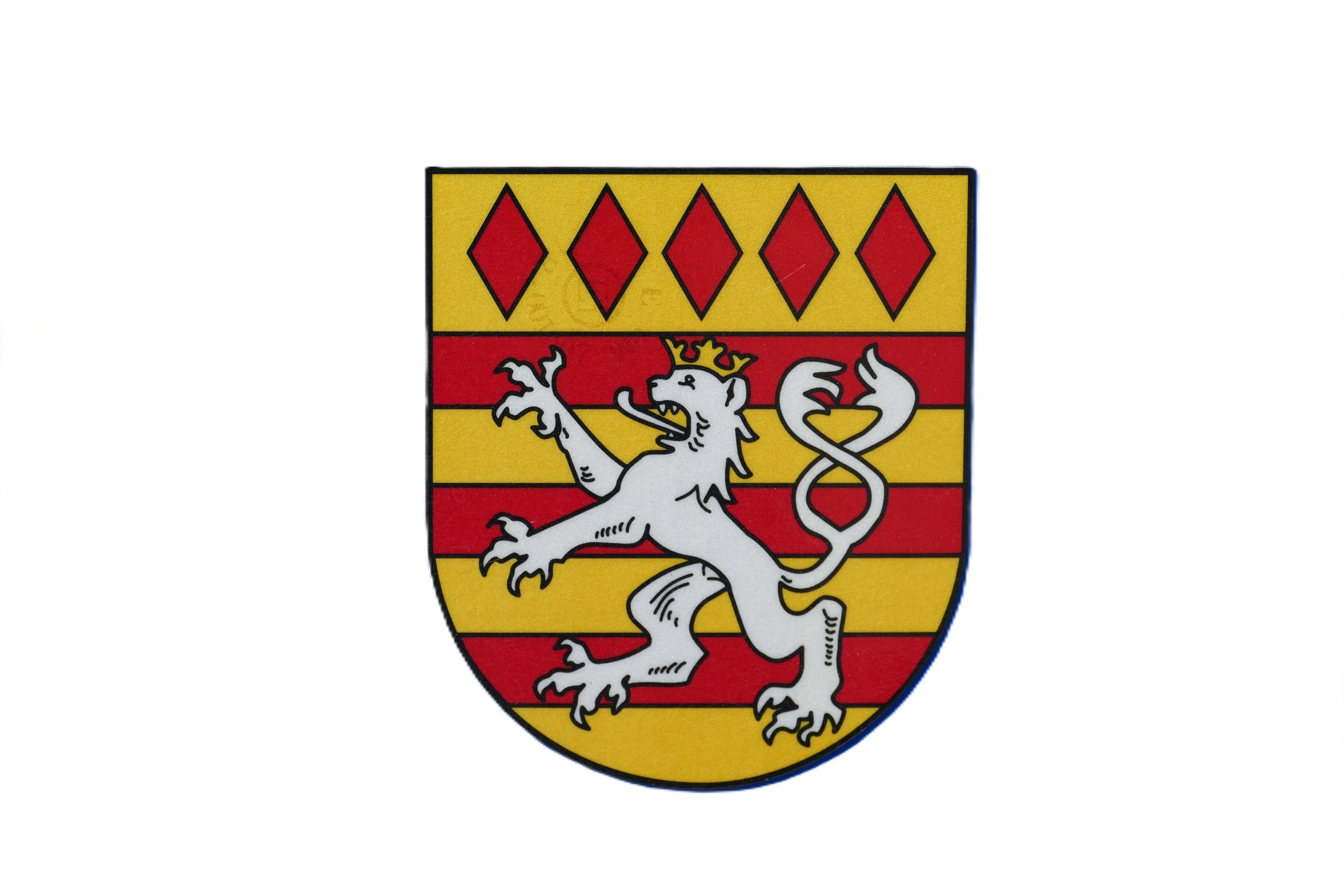 Das Wappen der Gemeinde Alfter enthält einen Löwen vor einem rot-golden gestreiften Hintergrund. Oben befinden sich fünf rote Rauten.