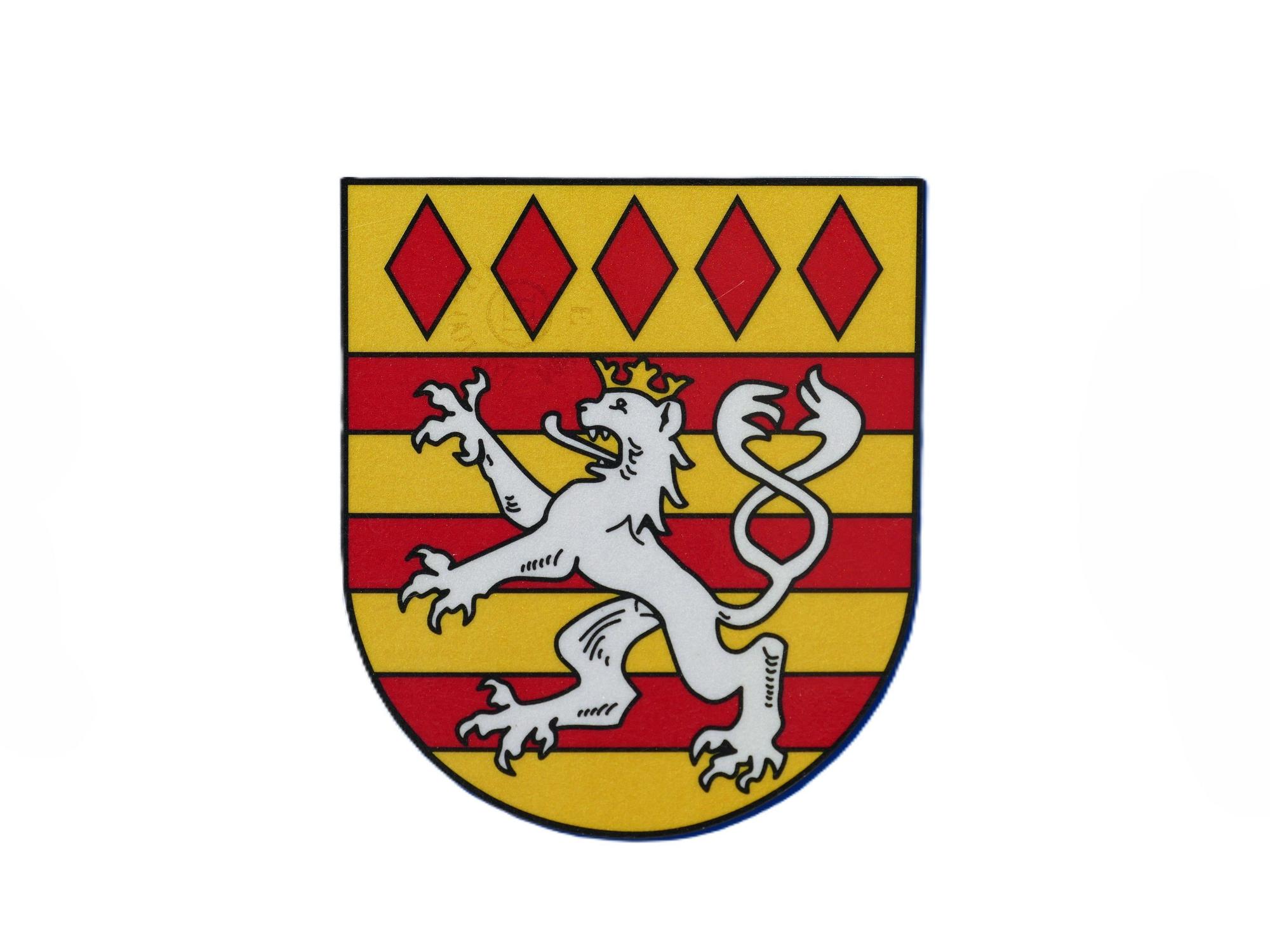 Das Wappen der Gemeinde Alfter enthält einen Löwen vor einem rot-golden gestreiften Hintergrund. Oben befinden sich fünf rote Rauten.