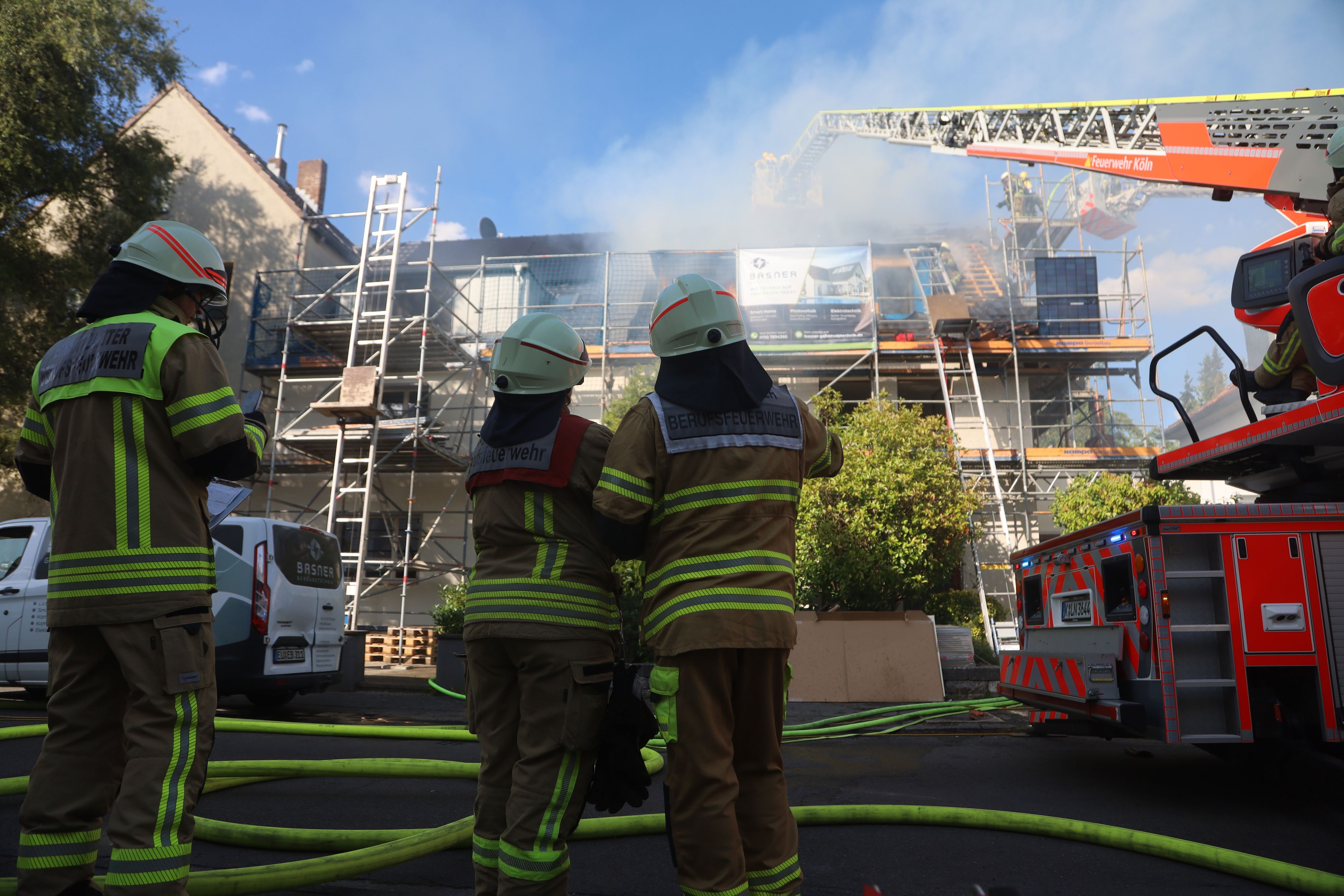 Auf einem Wohnhaus in Sülz hat die Photovoltaikanlage Feuer gefangen.