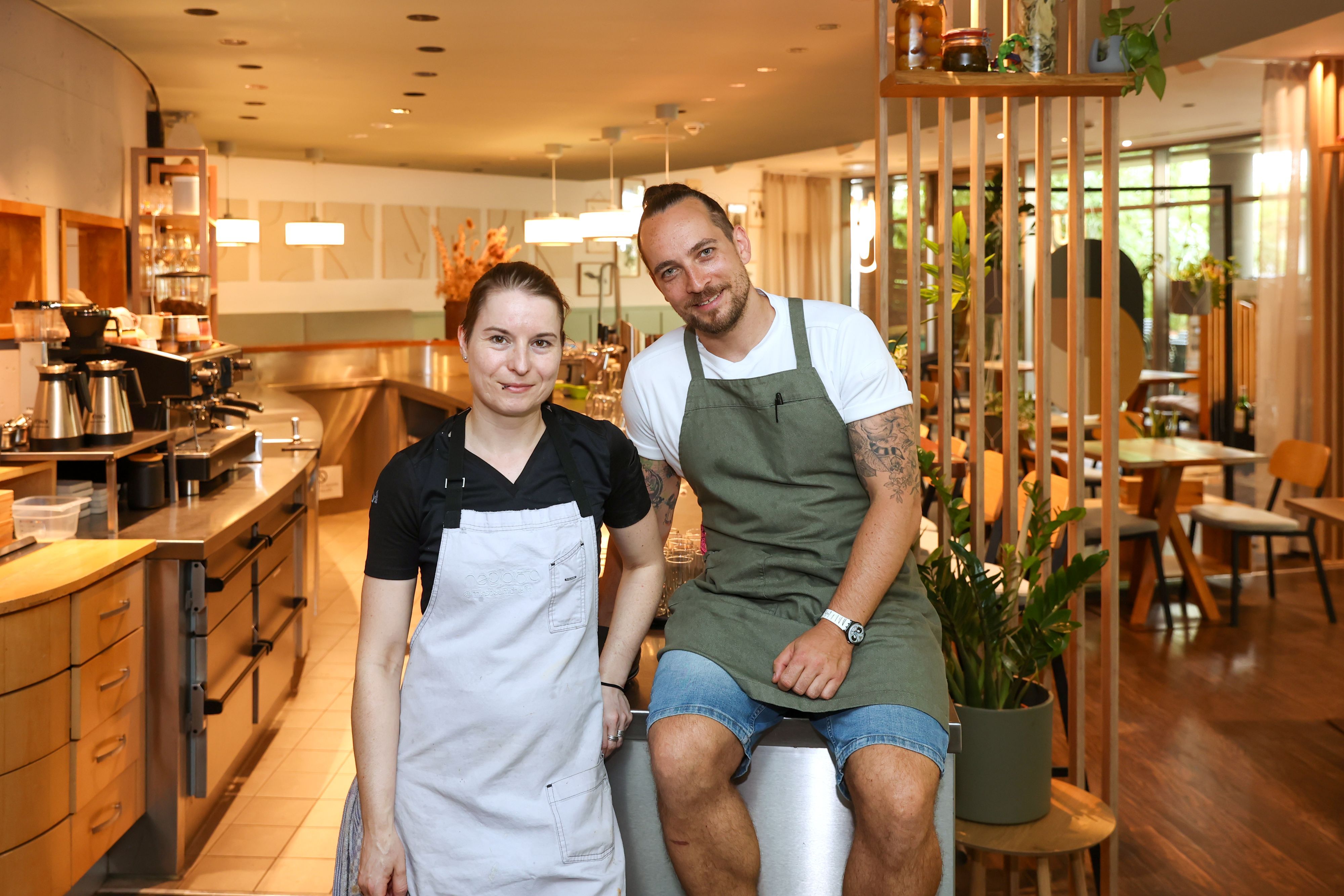 14.07.2026: Köln: Sonja Baumann und Erik Scheffler vom Restaurant Neobiota kochen ein Sommermenü für die Leser. Foto: Martina Goyert