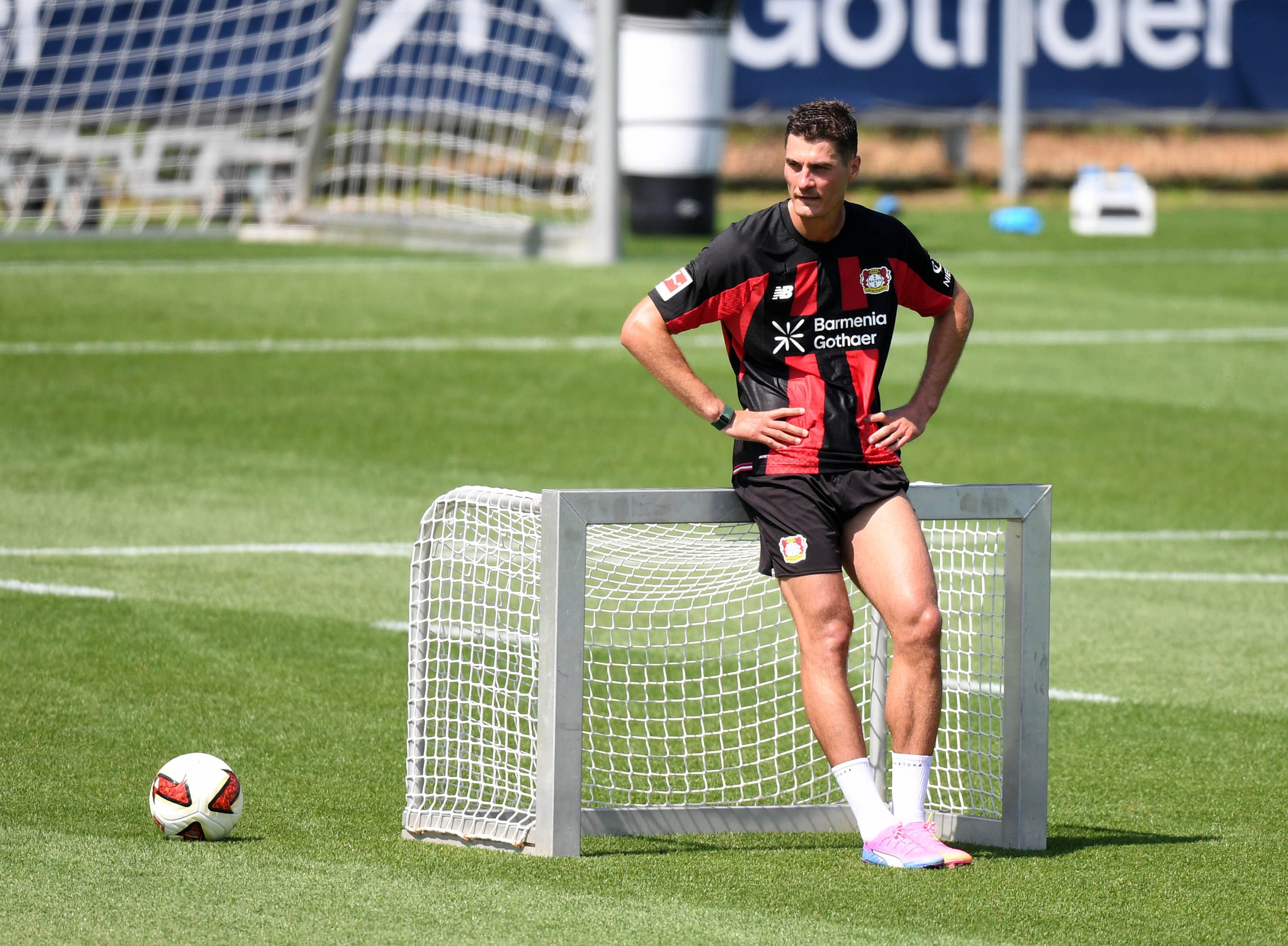 Patrik Schick im neuen Heimtrikot von Bayer Leverkusen für die Saison 2026/2027.