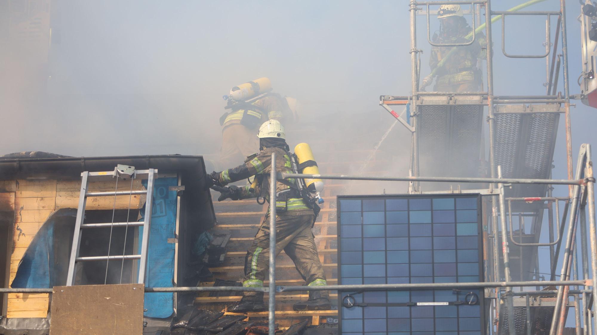 Die Feuerwehr Köln ist mit zwei Löschzügen in Sülz im Einsatz, weil dort ein Hausdach brennt.