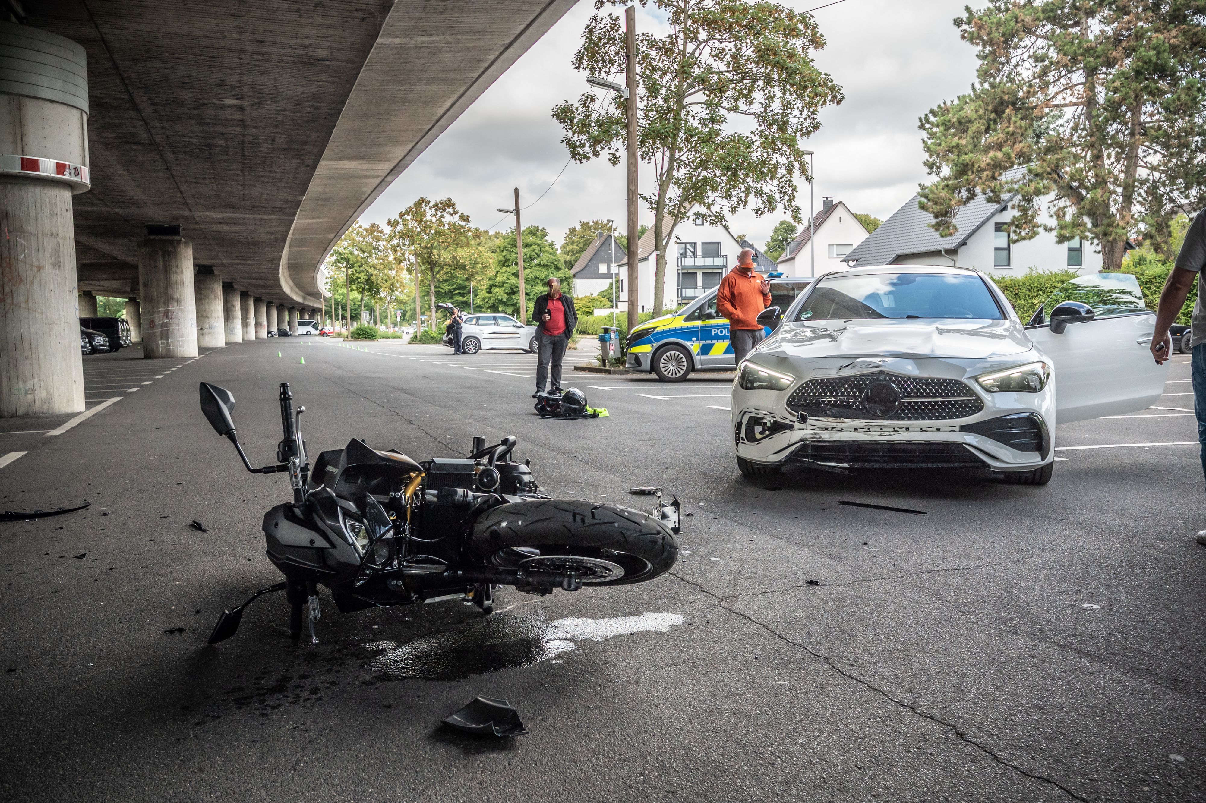 Unfall unter der Stelze: Ein Motorradfahrschüler wurde vom Fahrer eines Mercedes CLE 220e angefahren. Der Fahrschüler wurde im Rettungswagen ins Krankenhaus gefahren. Bild: Ralf Krieger