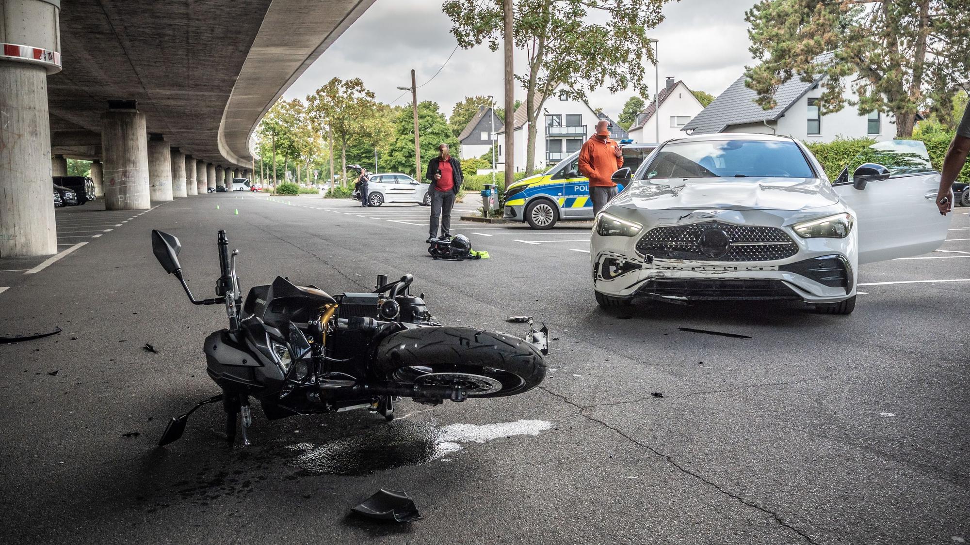 Unfall unter der Stelze: Ein Motorradfahrschüler wurde vom Fahrer eines Mercedes CLE 220e angefahren. Der Fahrschüler wurde im Rettungswagen ins Krankenhaus gefahren. Bild: Ralf Krieger