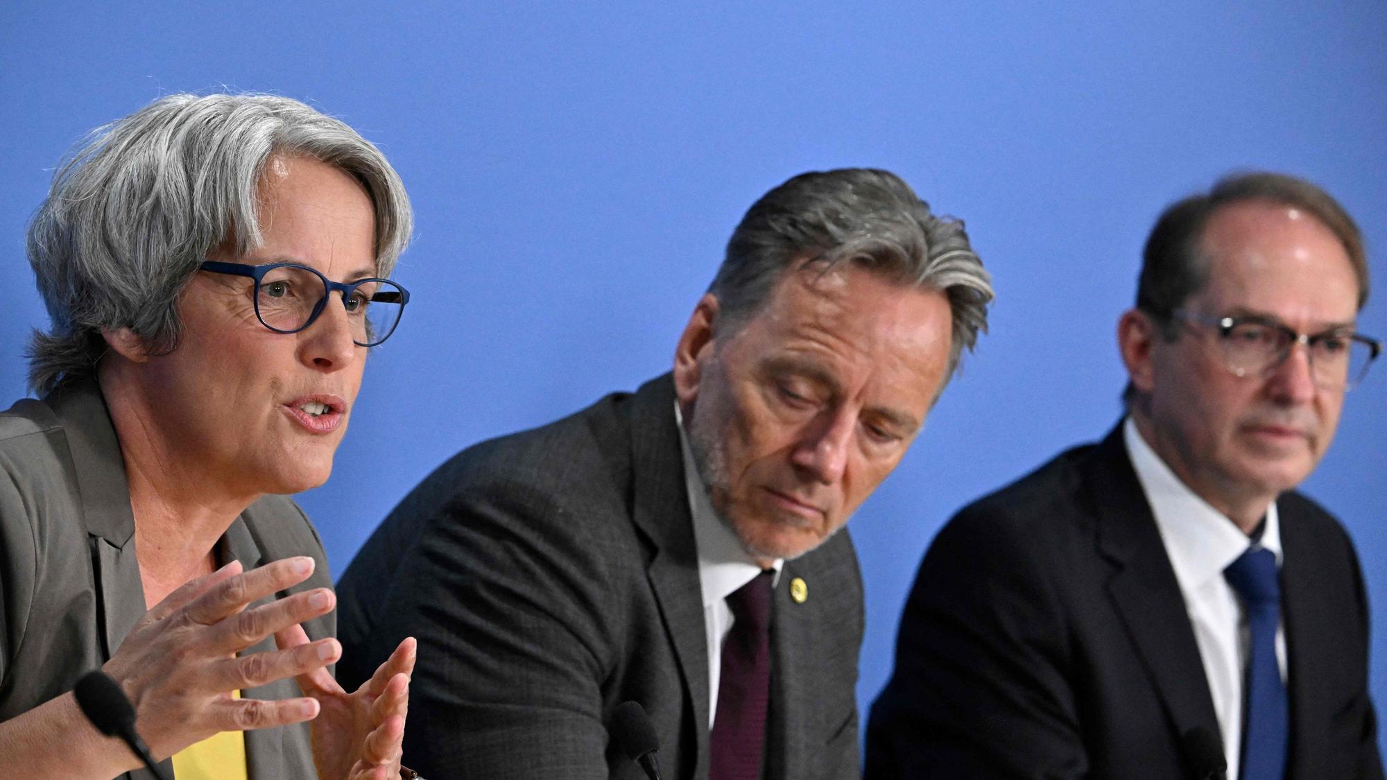 Kerstin Claus, Unabhängige Bundesbeauftragte gegen sexuellen Missbrauch von Kindern und Jugendlichen, Holger Münch, Präsident des Bundeskriminalamtes (BKA), und Alexander Dobrindt (r., CSU), Bundesinnenminister, bei der zur Präsentation des Bundeslagebilds Sexualdelikte zum Nachteil von Kindern und Jugendlichen 2025.