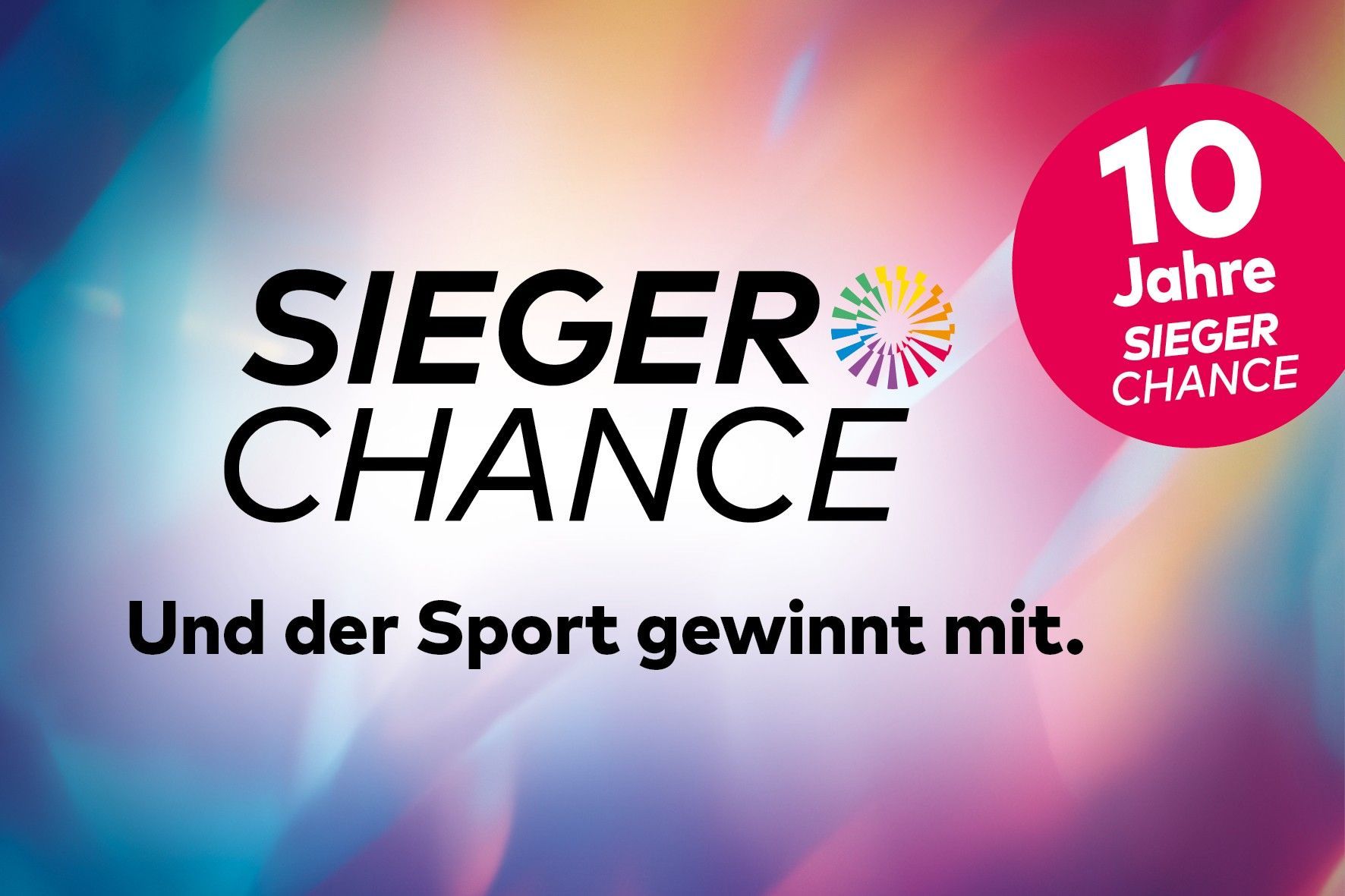 Das Bild zeigt das Logo "Sieger Chance" auf einem bunten, fließenden Hintergrund in Blau, Rosa und Orange. Ein rotes Kreis markiert das 10-jährige Jubiläum mit dem Claim "Und der Sport gewinnt mit."