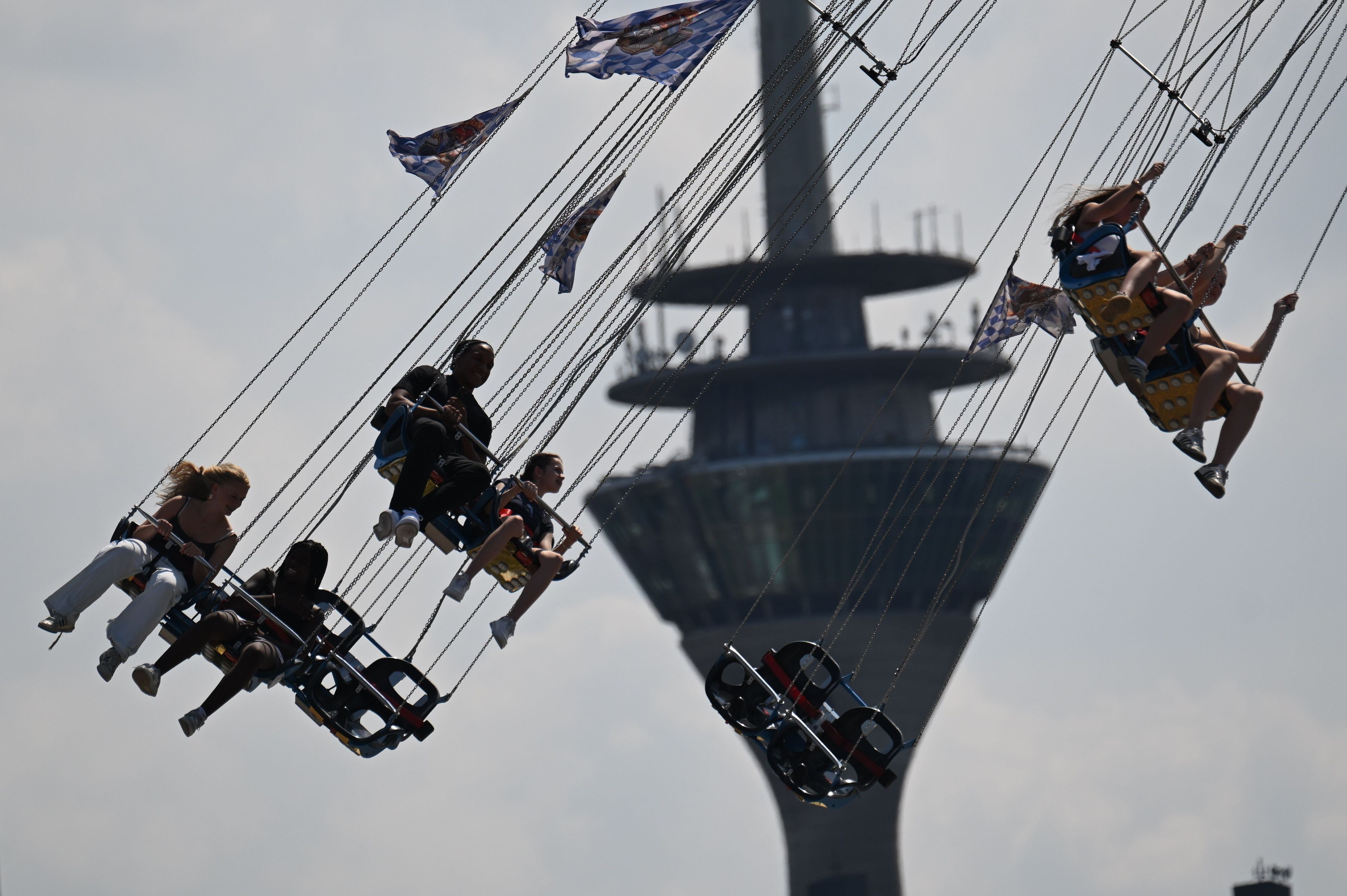 Ein Kettenkarussell dreht sich auf dem Gelände der Rheinkirmes.