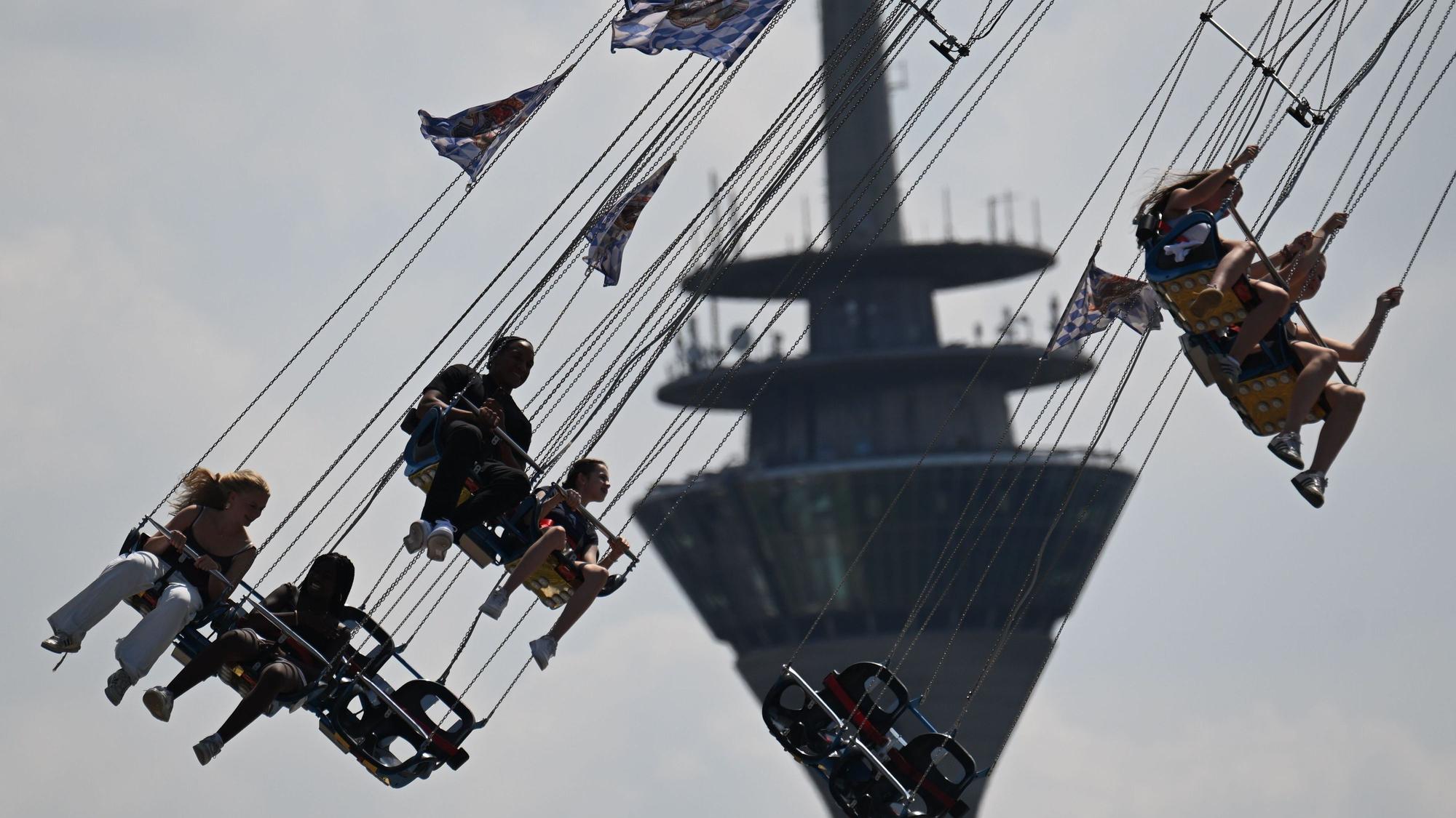 Ein Kettenkarussell dreht sich auf dem Gelände der Rheinkirmes.